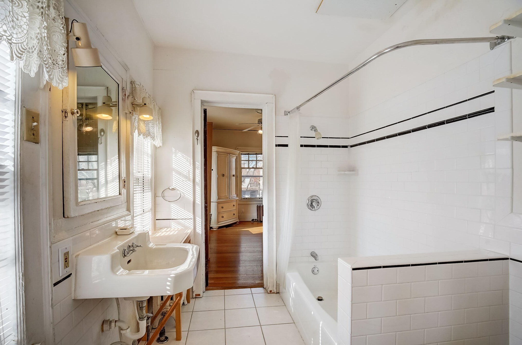 2540 Lk Dr, Milwaukee WI 53211-3808 exterior