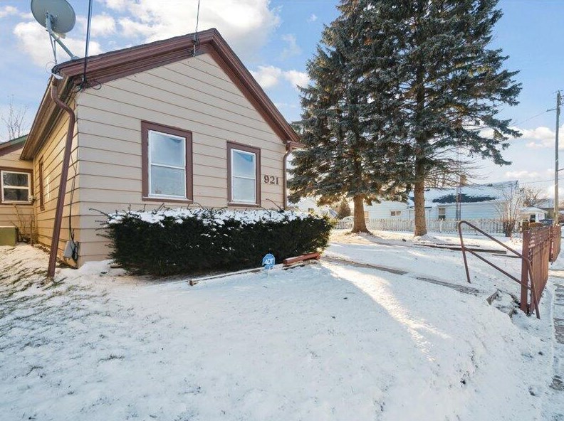 921 High St, Racine, WI 53402-4848
