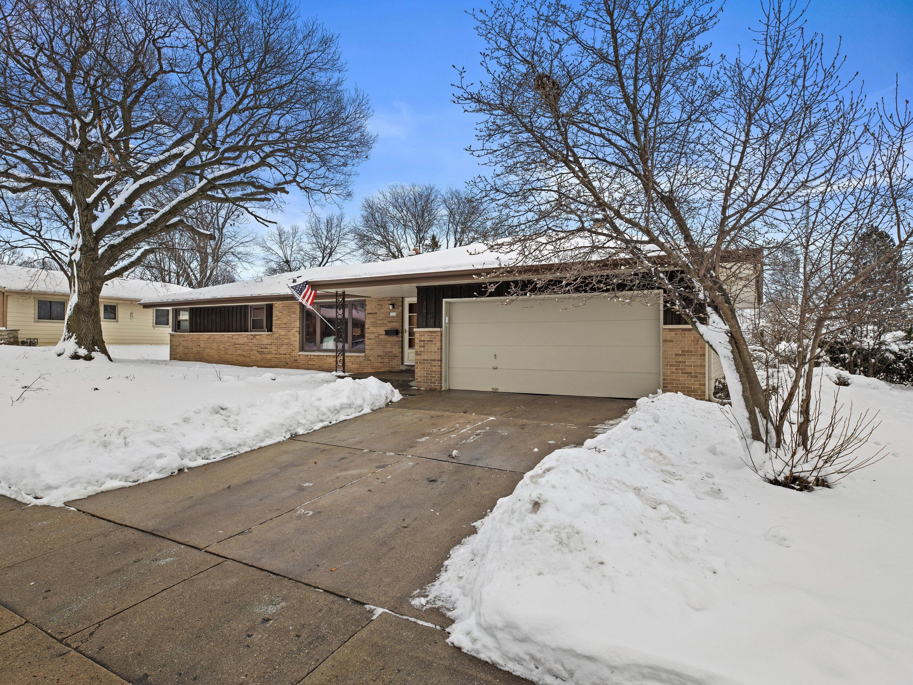 5230 Raven Dr, Greendale WI  53129-2814 exterior