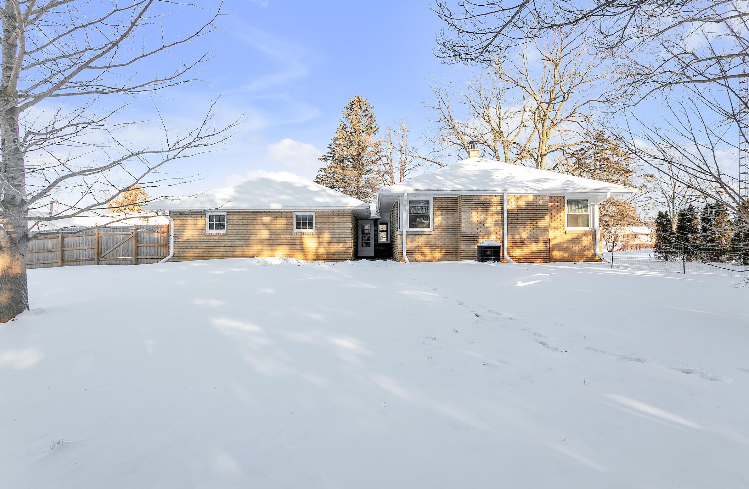 3881 Obrien Rd, Oak Creek WI  53154-6019 exterior