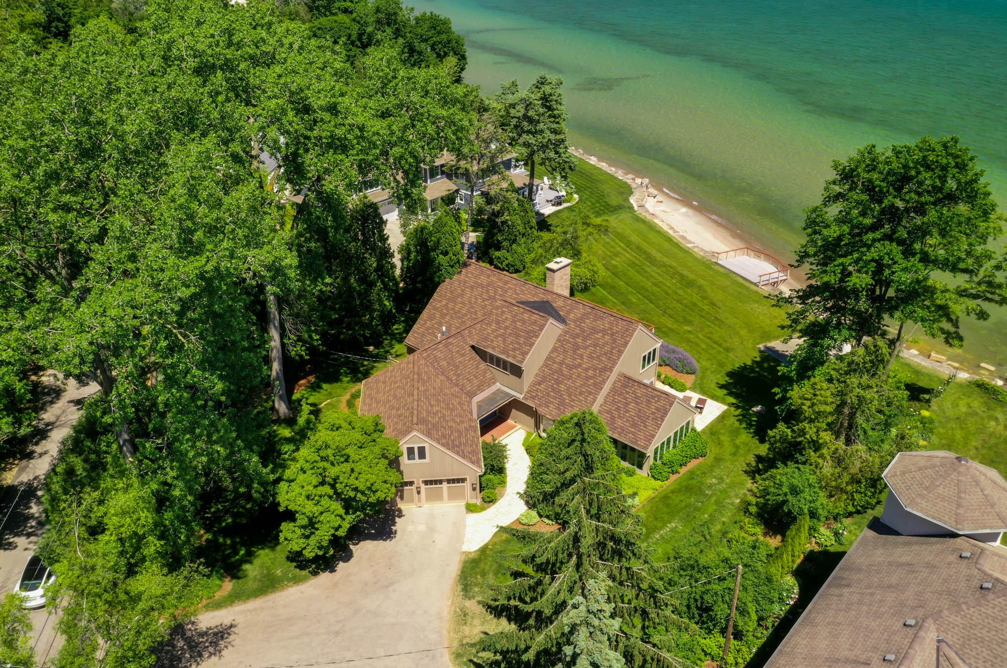7124 Beach Dr, Milwaukee, WI 53217-3658