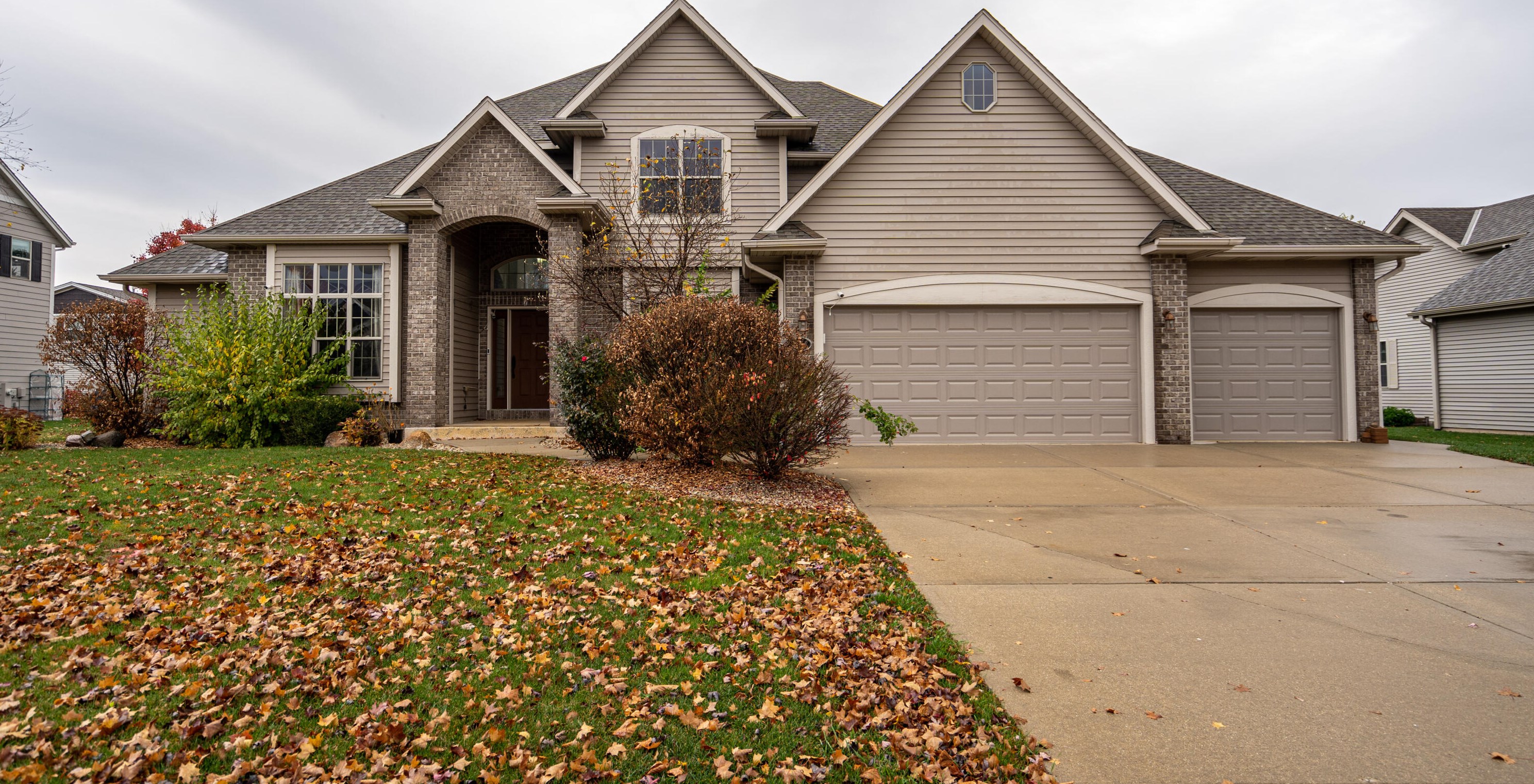 1038 Glen Crossing Dr, Oak Creek, WI 53154-7467