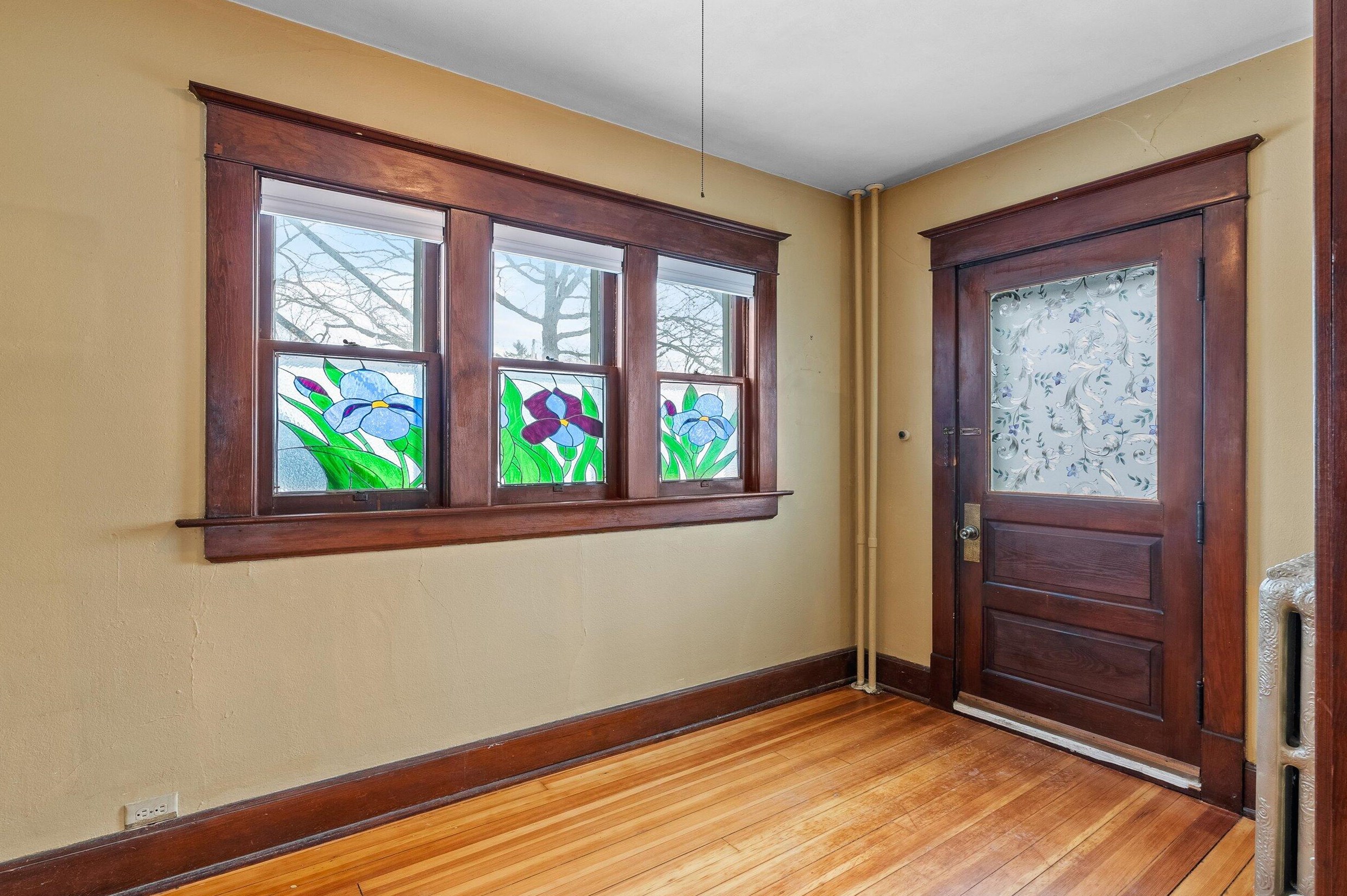 334 Riverview Dr, Thiensville, WI 53092