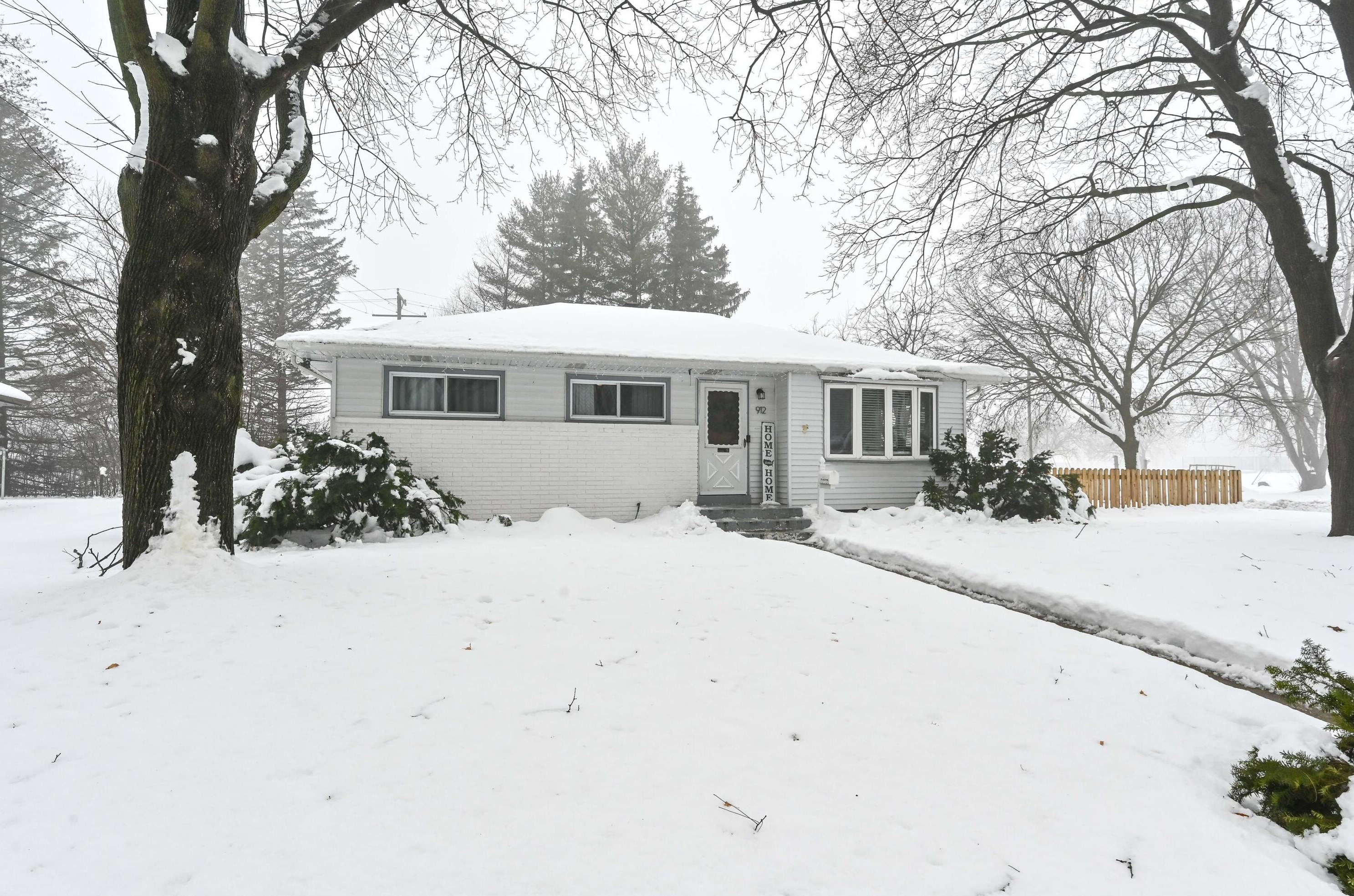 912 Bel Ayr Dr, Waukesha, WI 53188-2906