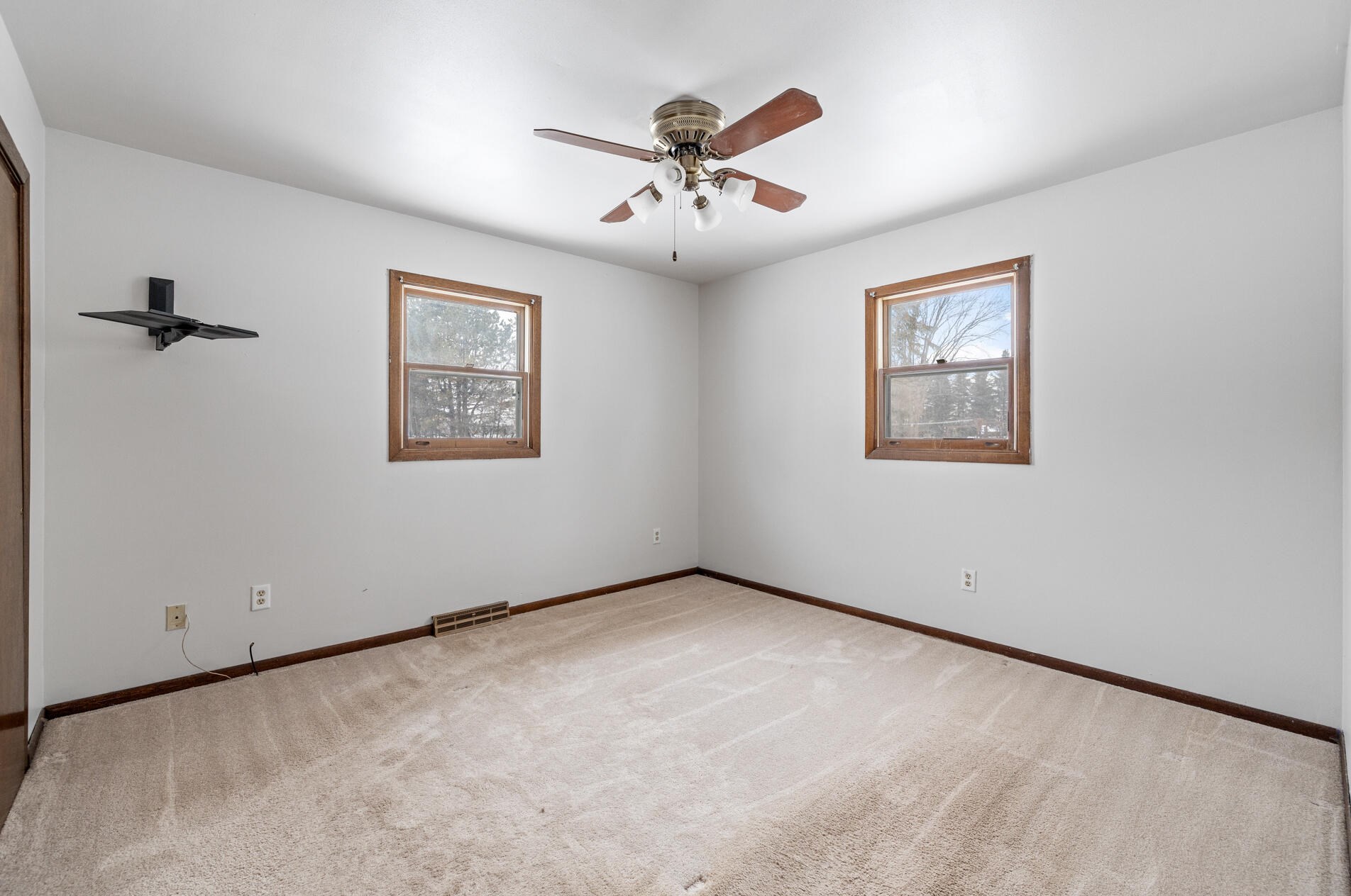 6185 Linden Dr, West Bend WI  53095-9168 exterior