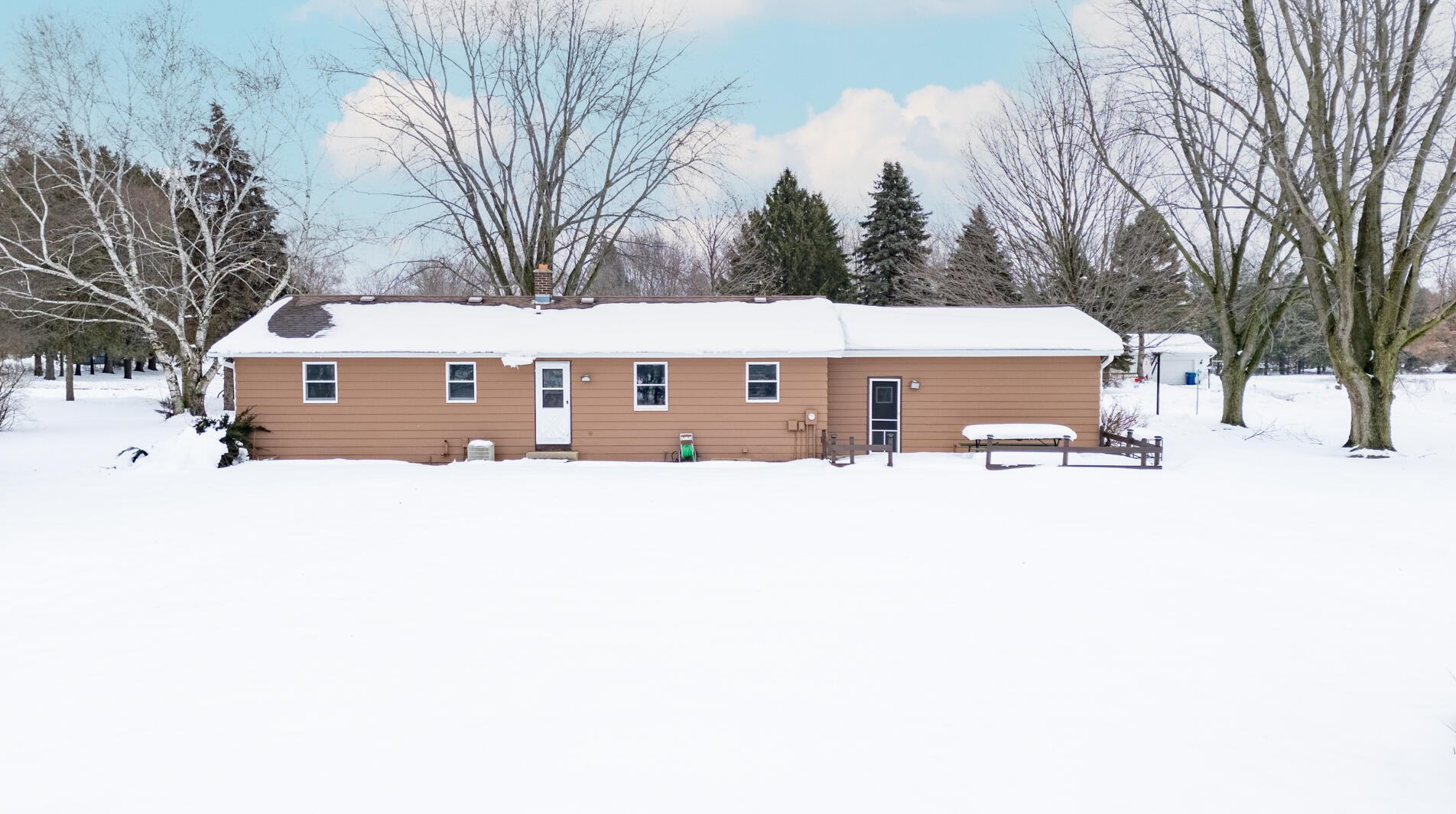 6185 Linden Dr, West Bend WI  53095-9168 exterior