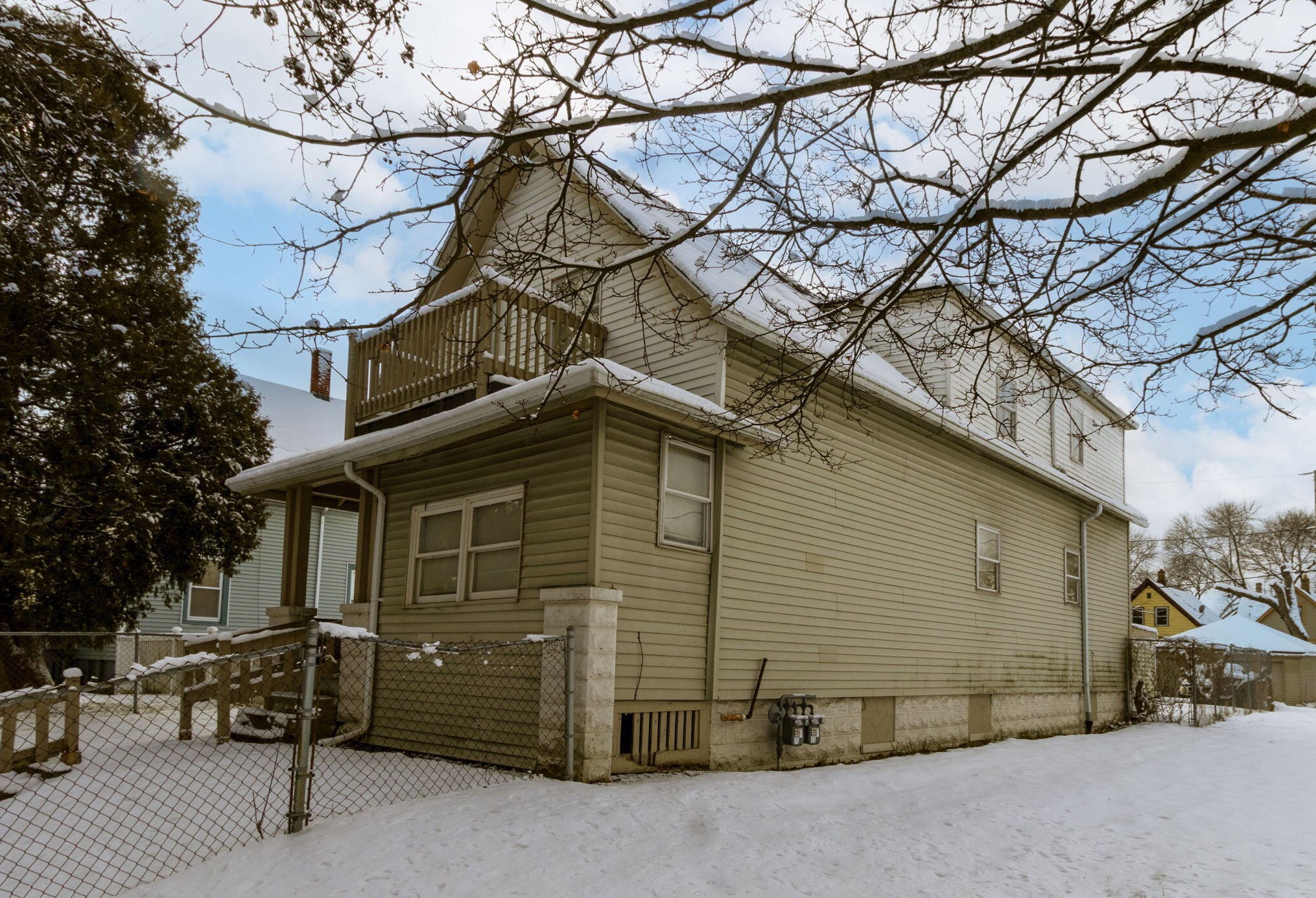 2555 N 16th St #2555a, Milwaukee, WI 53206