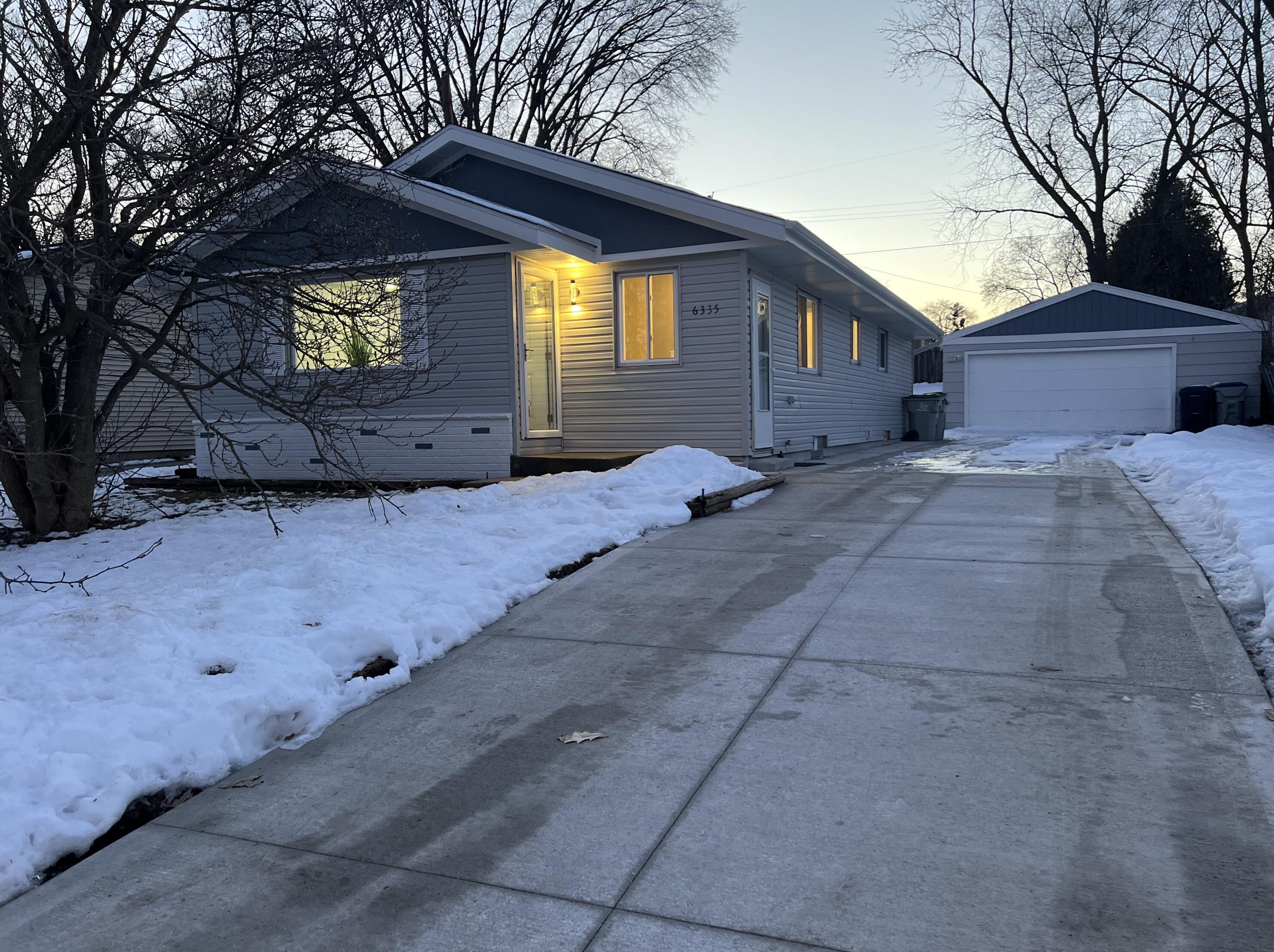 6335 102nd St, Milwaukee WI  53225-1517 exterior