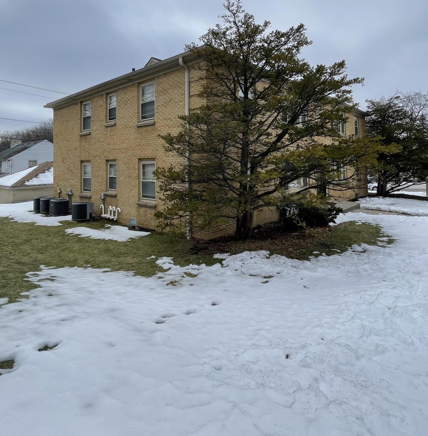 8327 W Center St, Milwaukee, WI 53222
