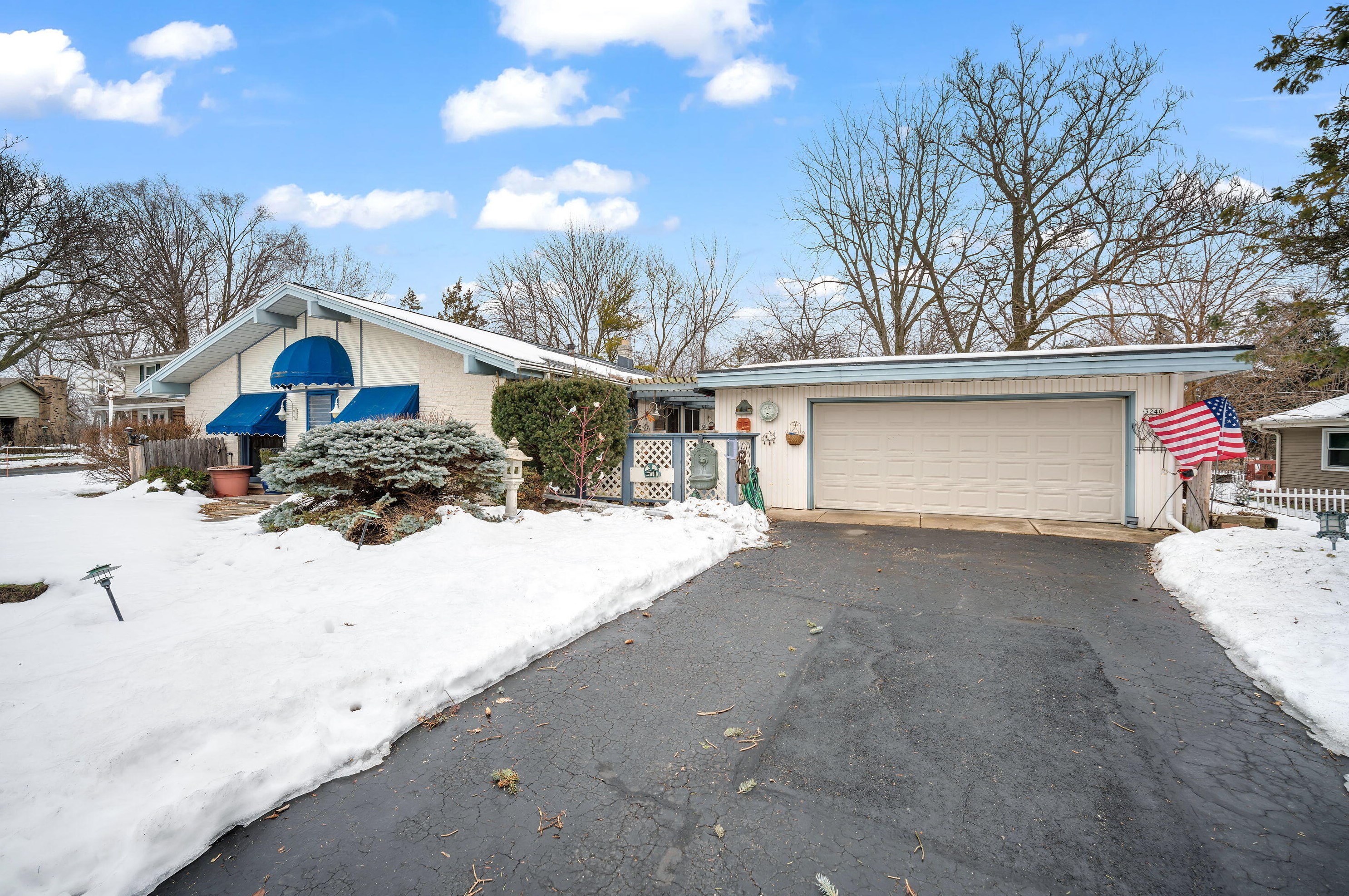 3240 S Hickory Rd, Waukesha, WI 53151
