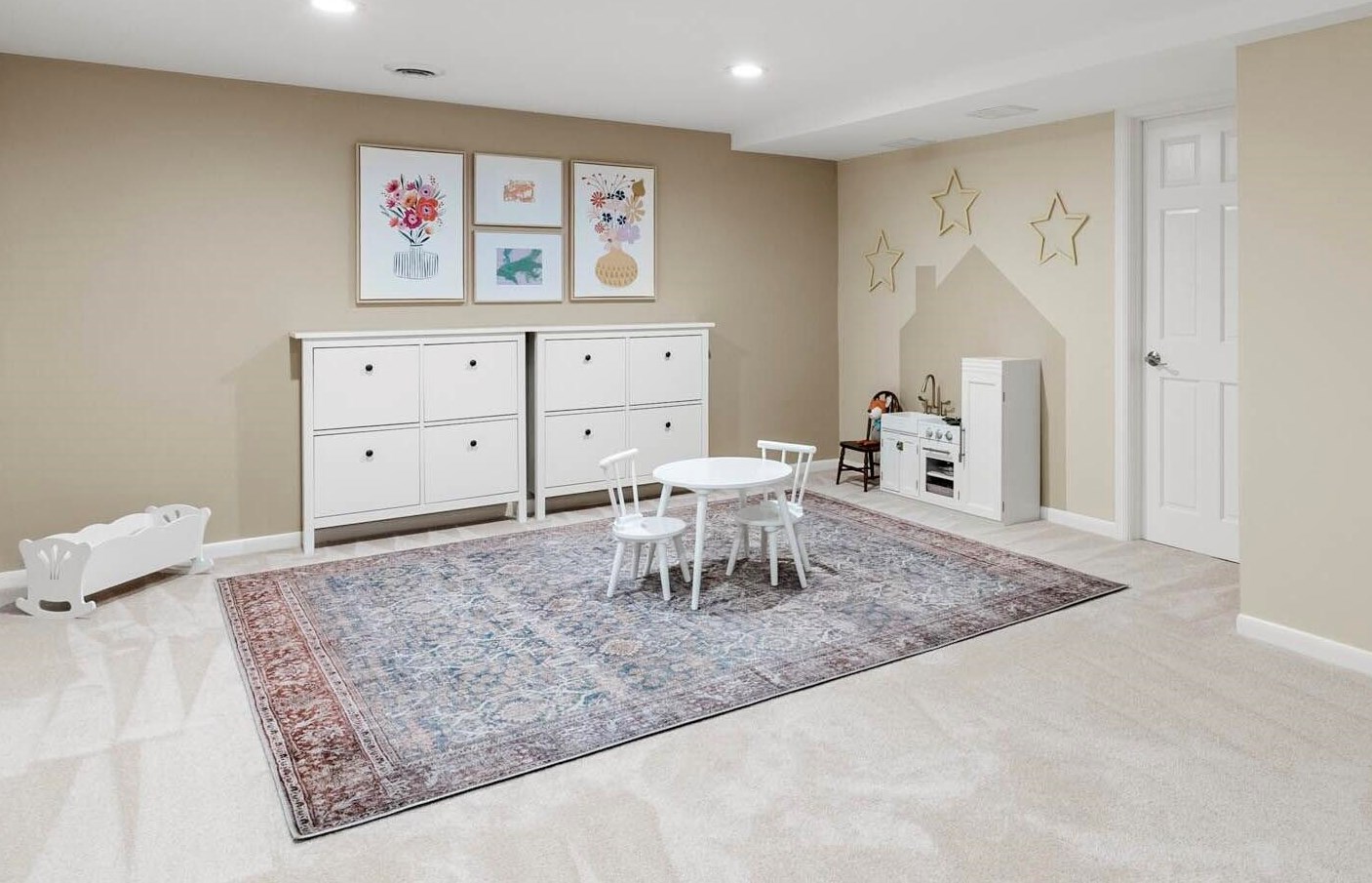 9506 Apple Blossom Ln, Milwaukee WI 53217-4401 exterior