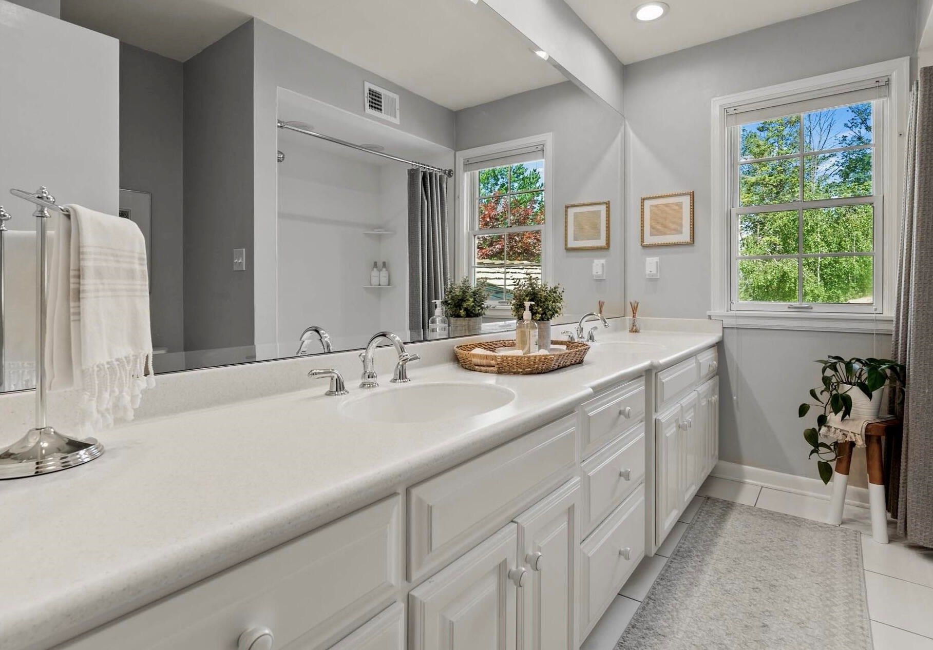 9506 Apple Blossom Ln, Milwaukee WI 53217-4401 exterior