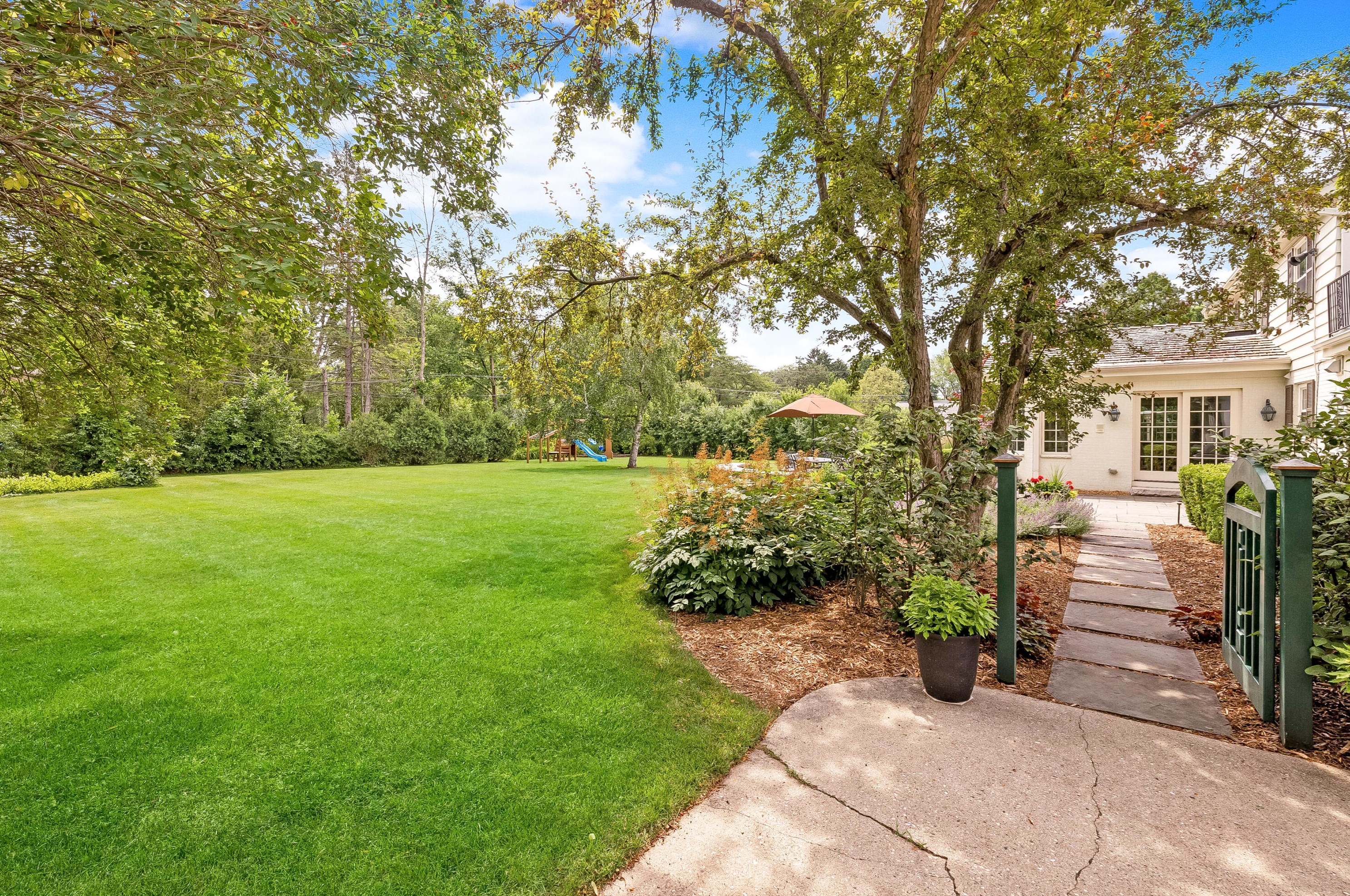 9506 Apple Blossom Ln, Milwaukee WI 53217-4401 exterior