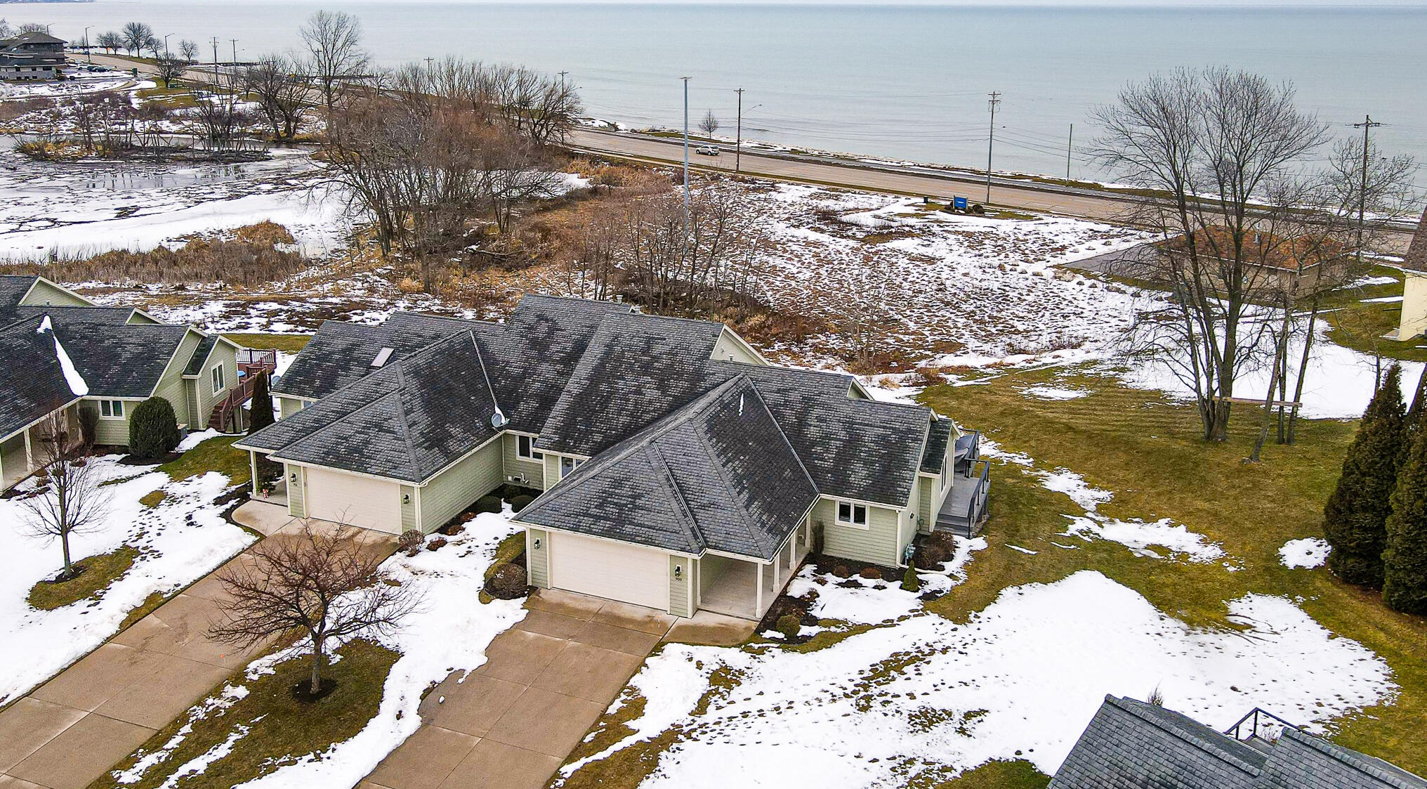909 Hawthorne Ct, Manitowoc, WI 54220