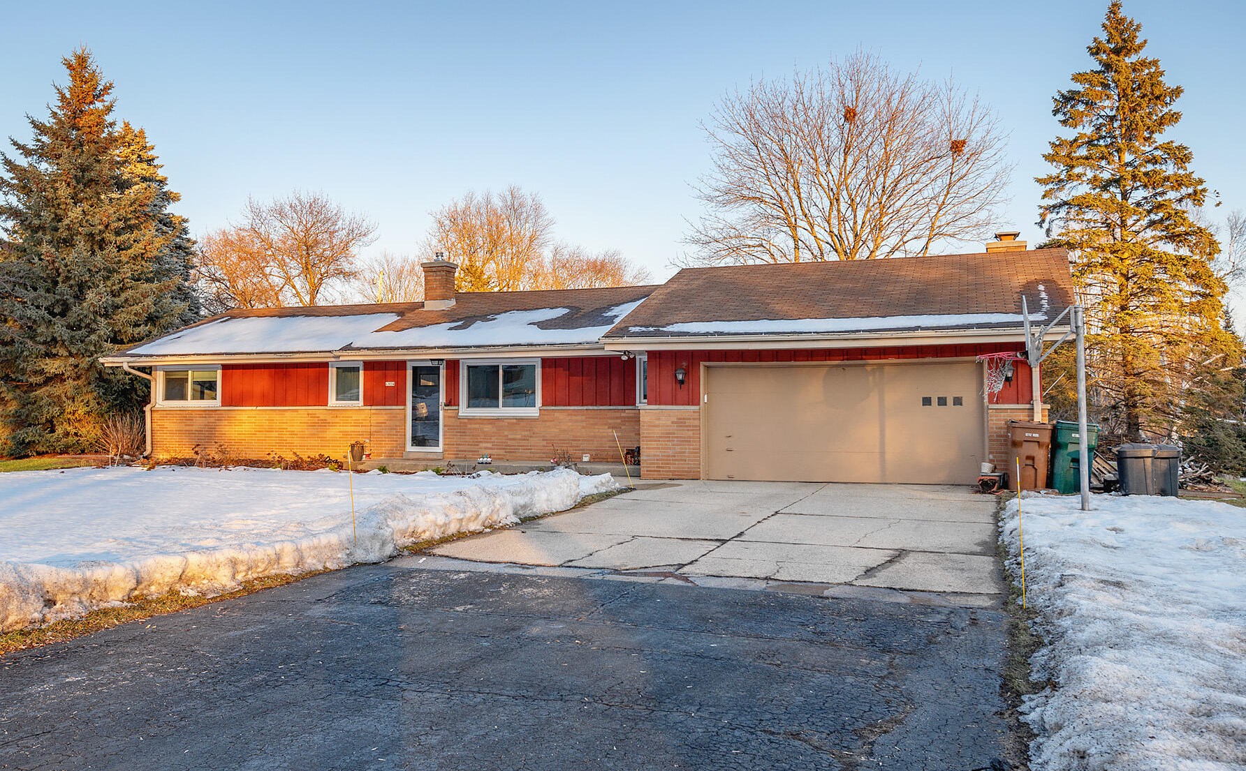 6904 Range Line Rd, Milwaukee, WI 53209-2619