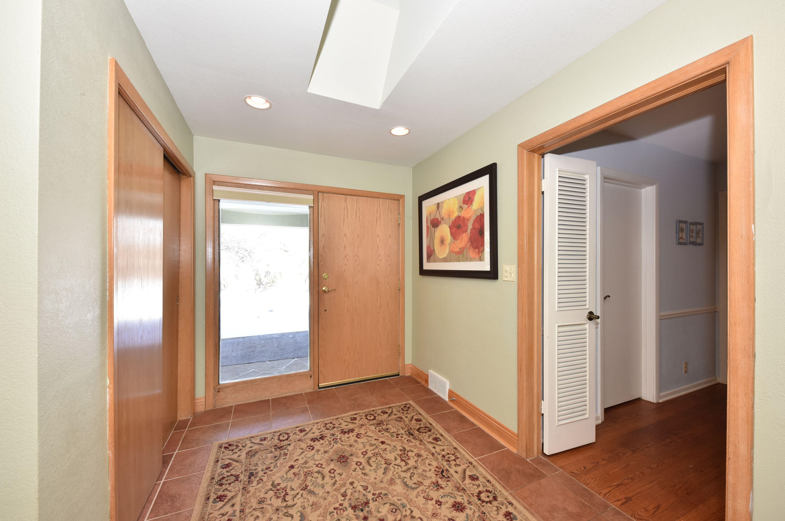 5213 W Parkview Dr, Thiensville, WI 53092