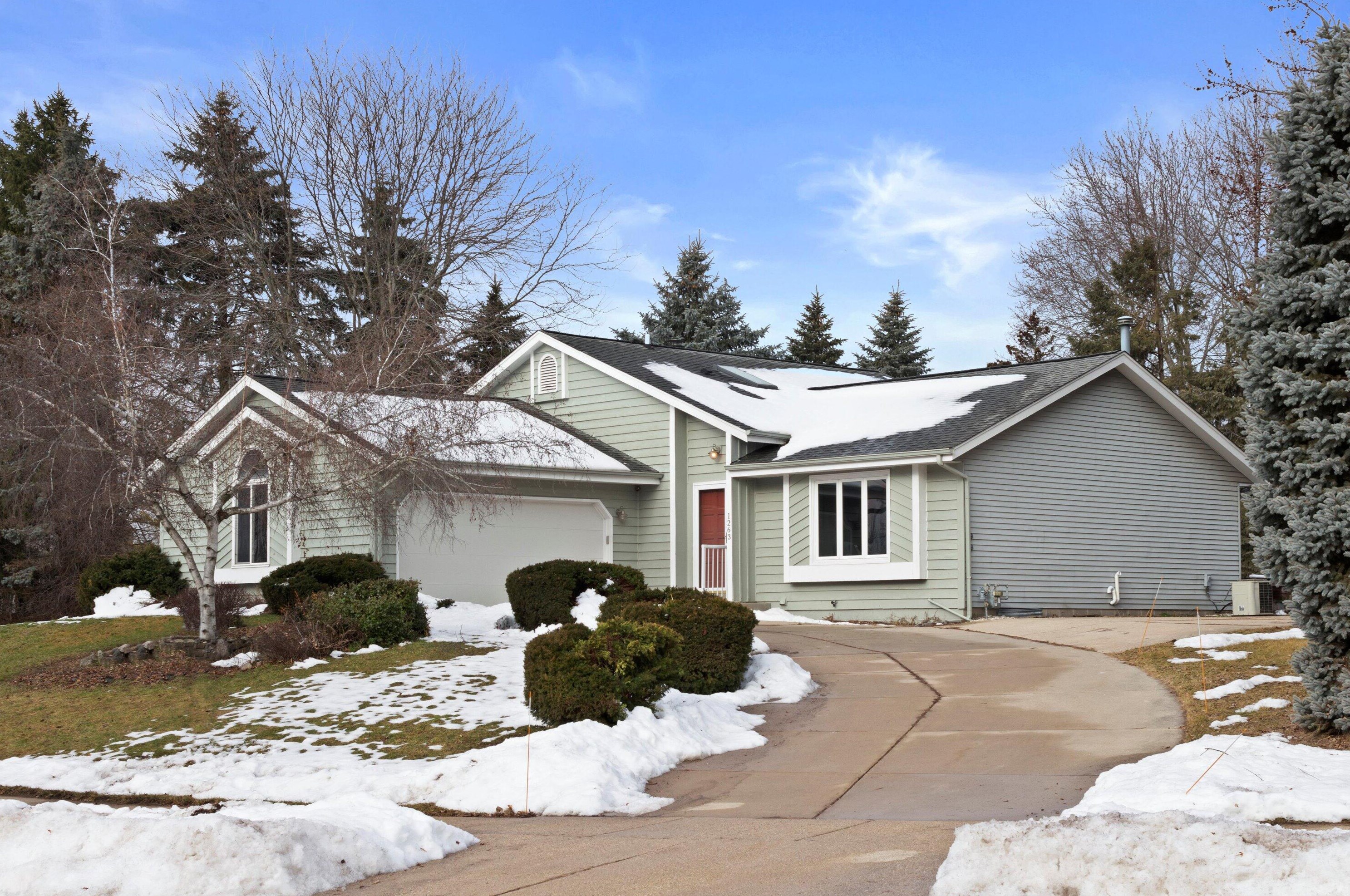 1263 Willow Grove Dr, Pewaukee, WI 53072-3977