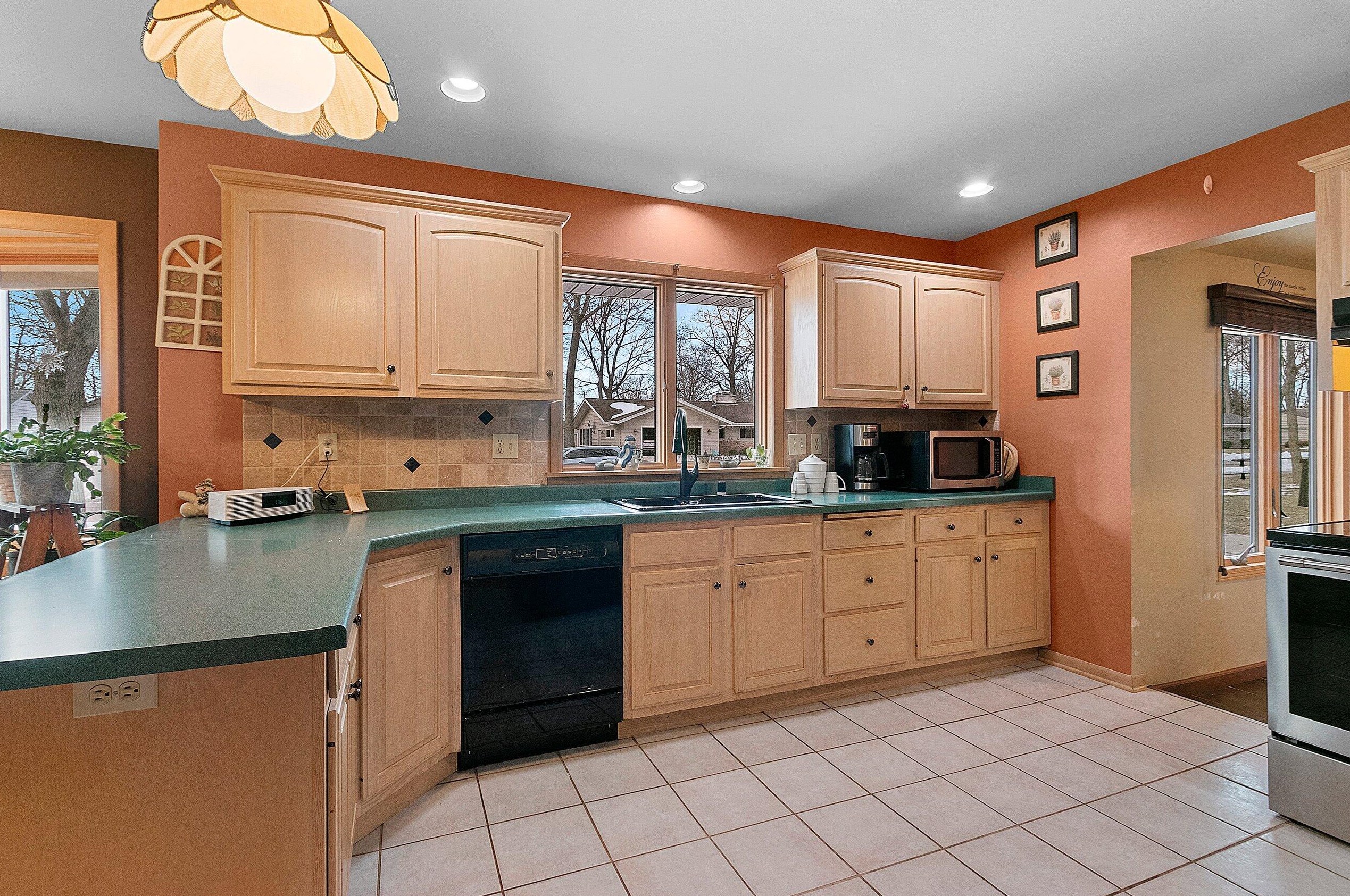 1409 Gunnell Ln, Manitowoc, WI 54220