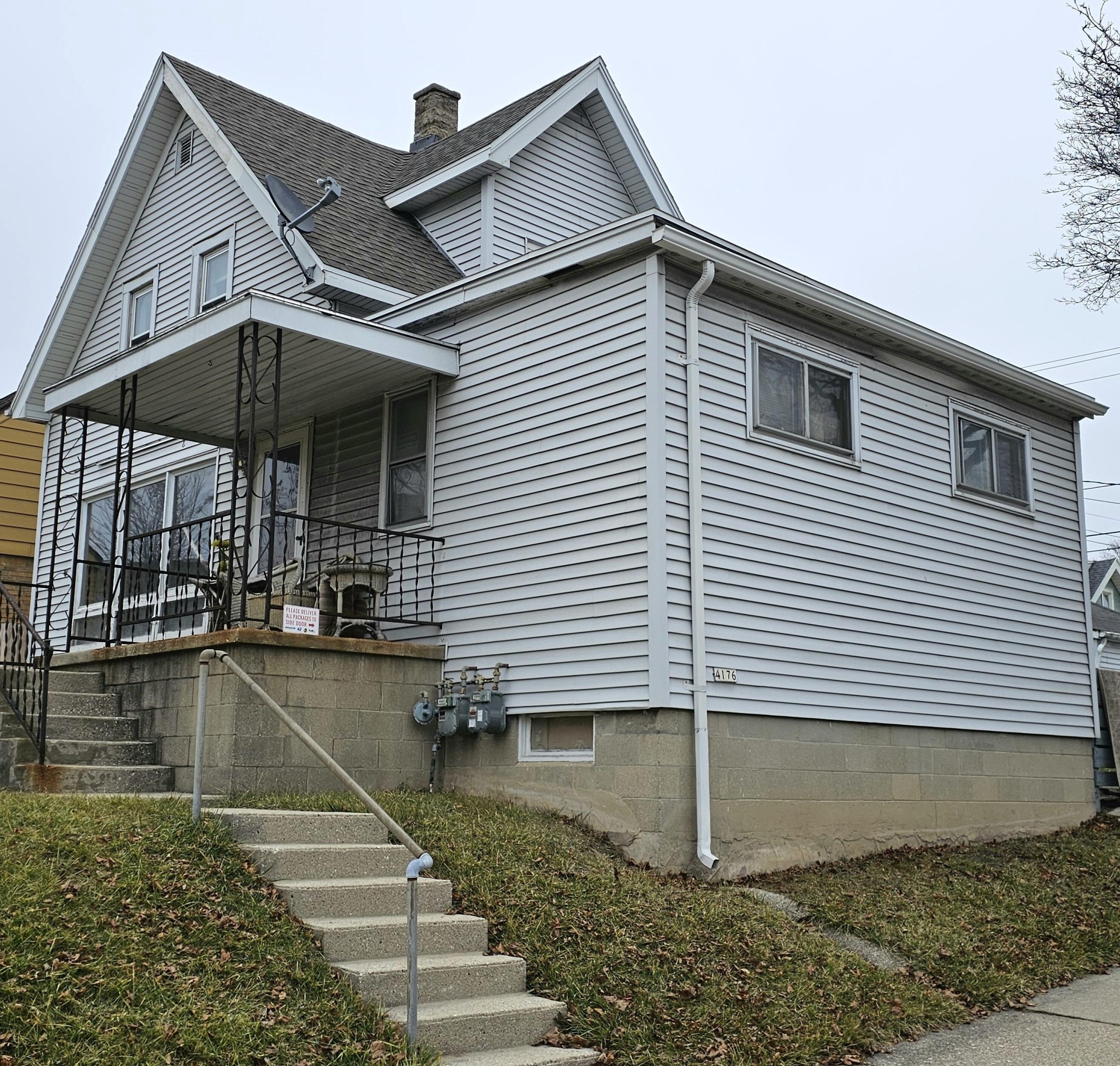 4176 4th St, Milwaukee, WI 53207-4377