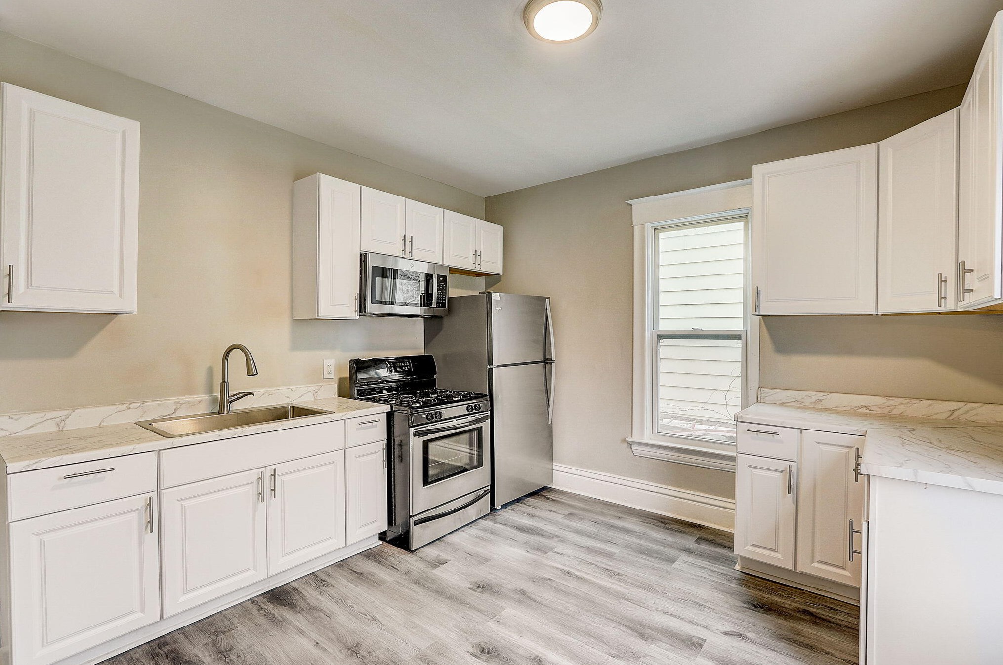 1553 Taylor Ave, Racine WI  53403-2172 exterior