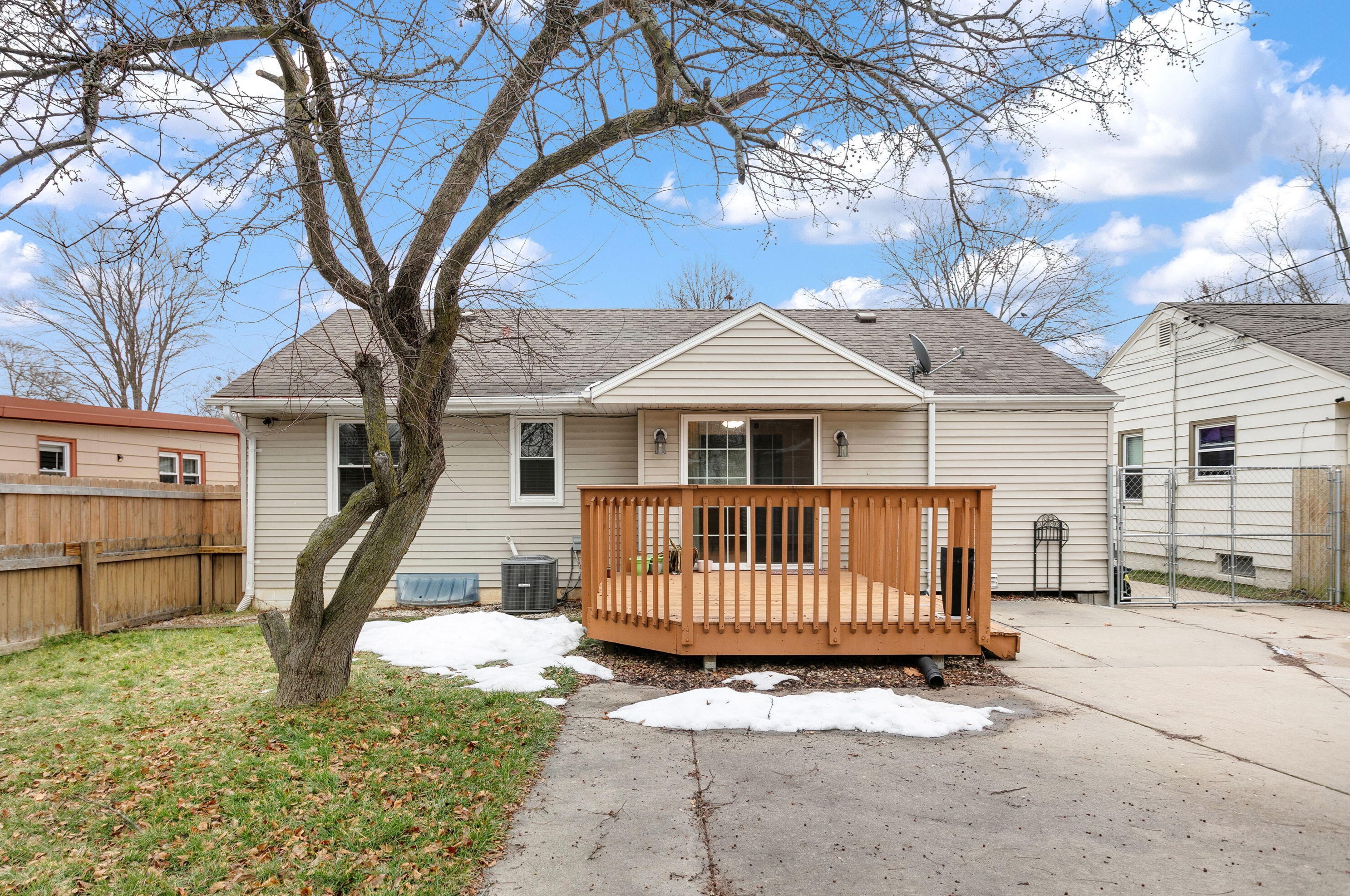 3863 83rd St, Milwaukee WI  53220-1631 exterior