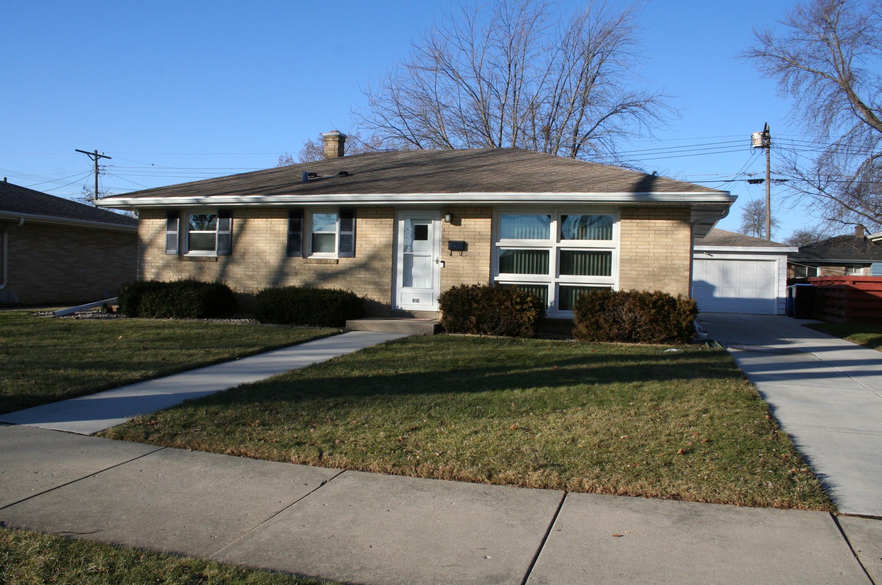 910 Saxony Dr, Racine, WI 53402-3445