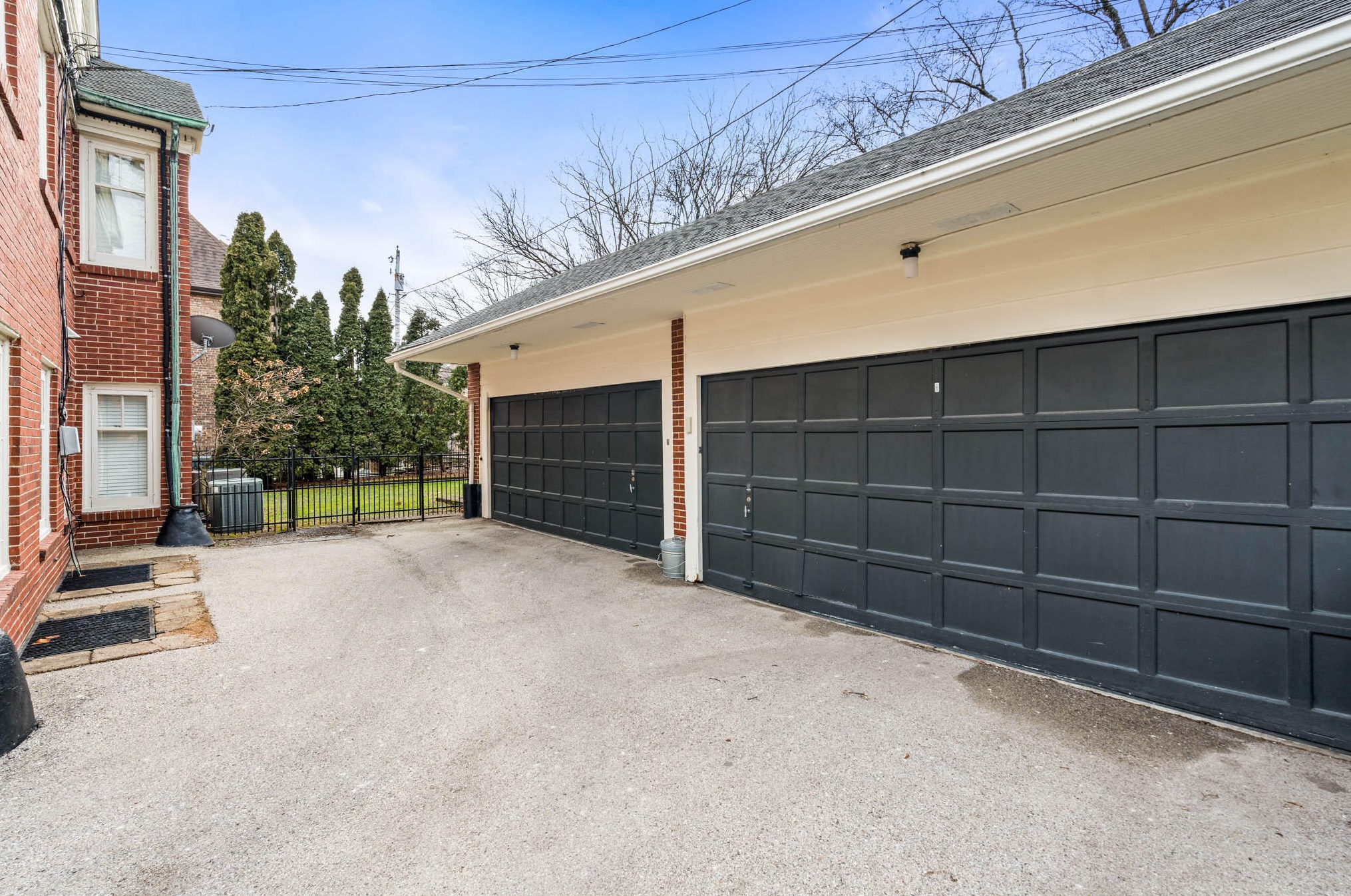 2921 Lake Dr, Milwaukee WI  53211-3402 exterior