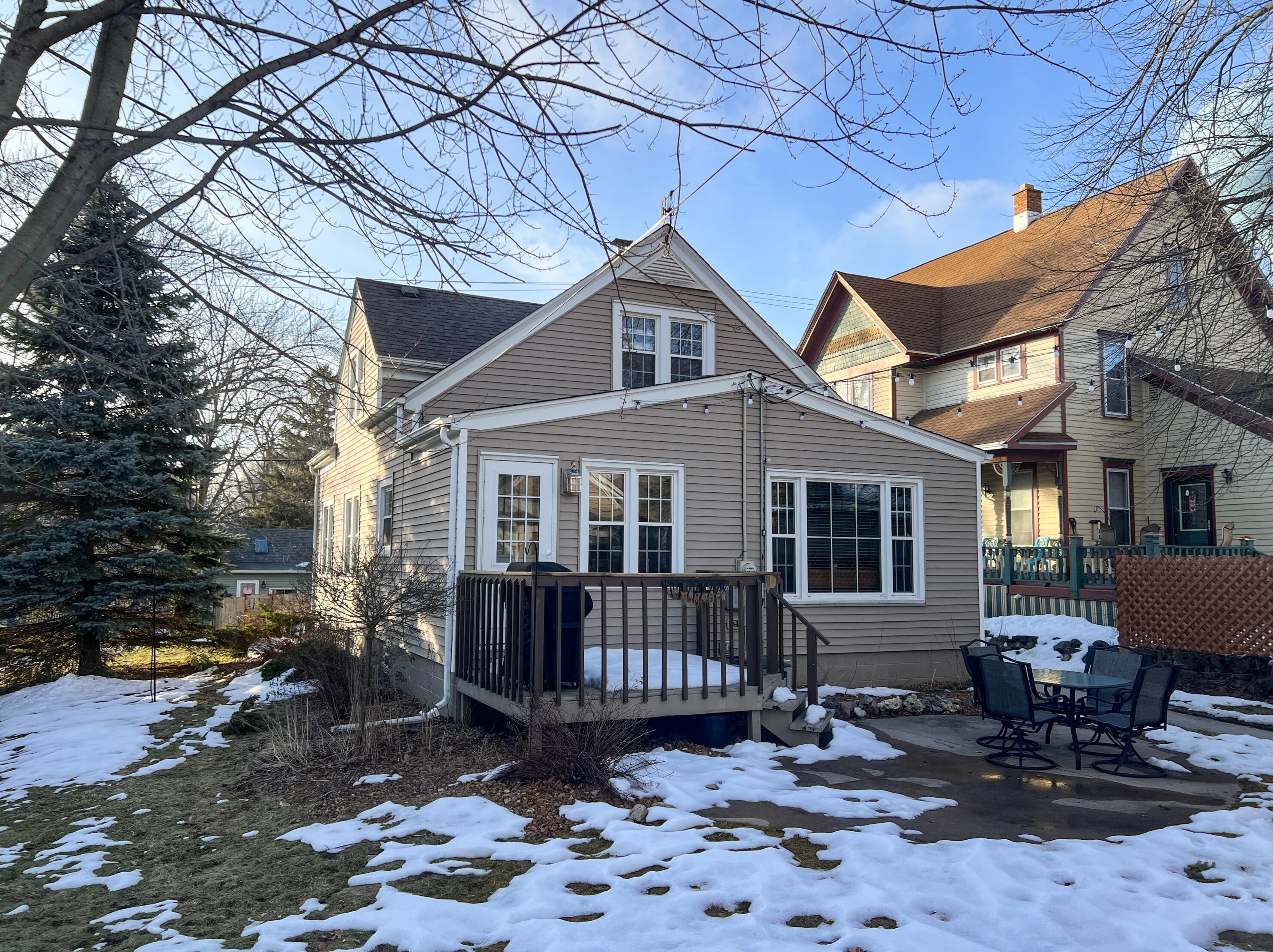 453 10th Ave, West Bend, WI 53090-2405