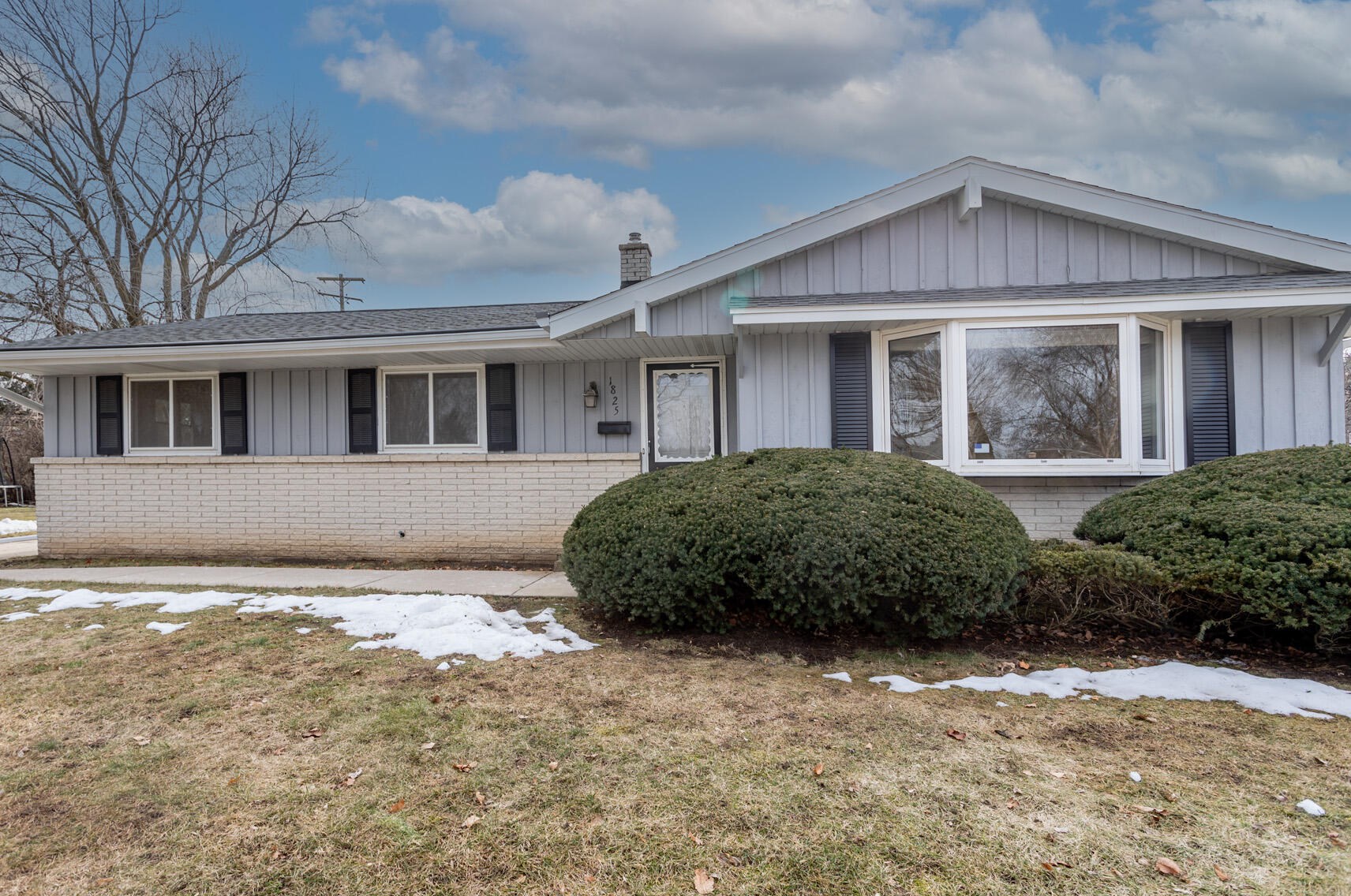 1825 Dewitt Ct, Waukesha, WI 53186-2611
