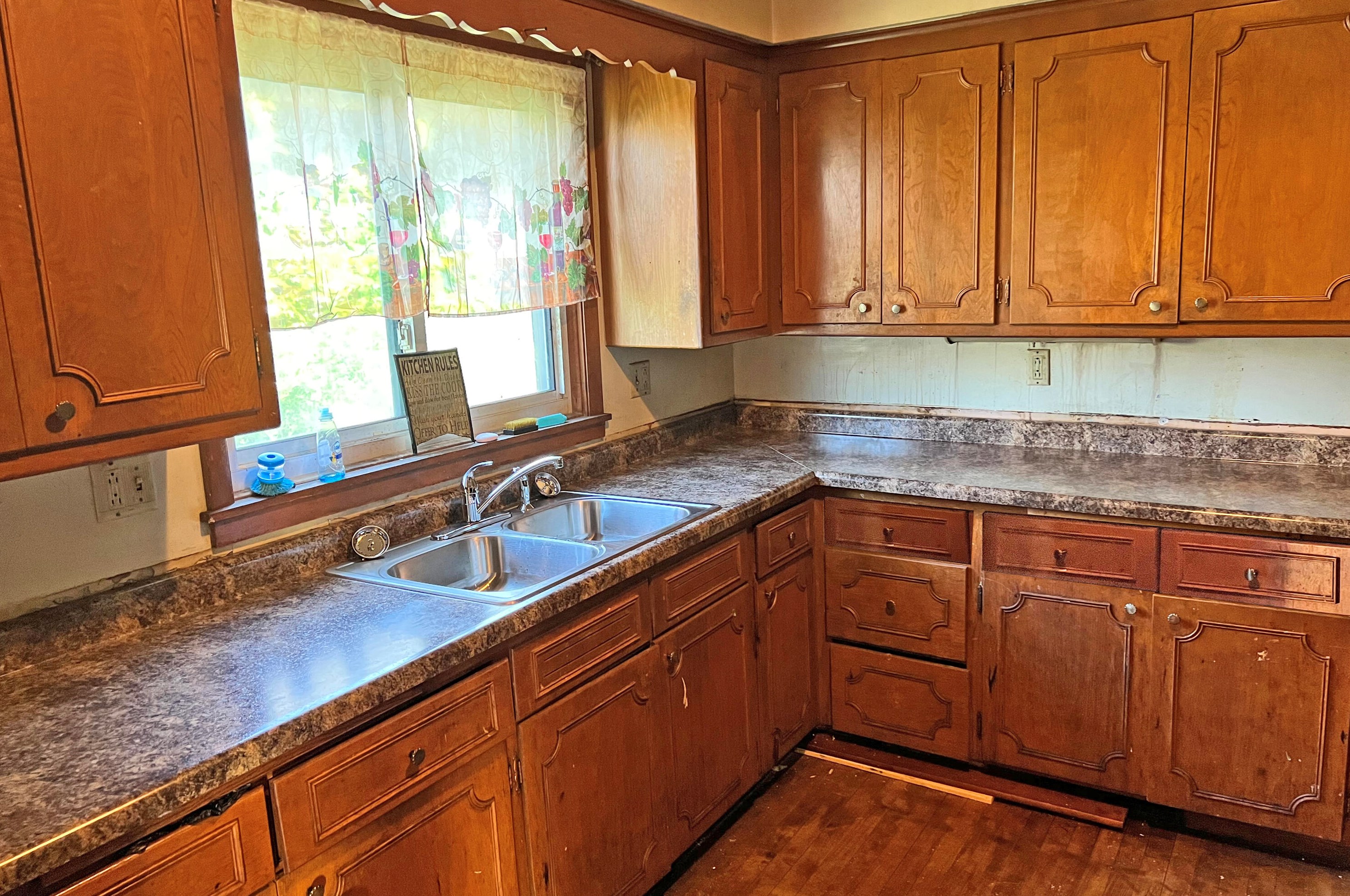 4142 24th St, Milwaukee, WI 53209-6652
