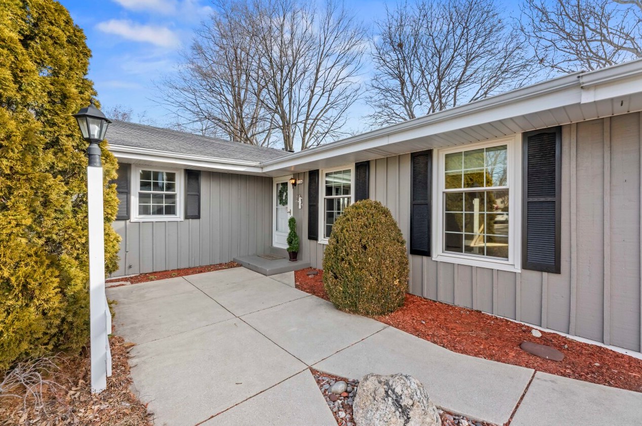 7144 Park Manor Dr, Milwaukee, WI 53224-4642