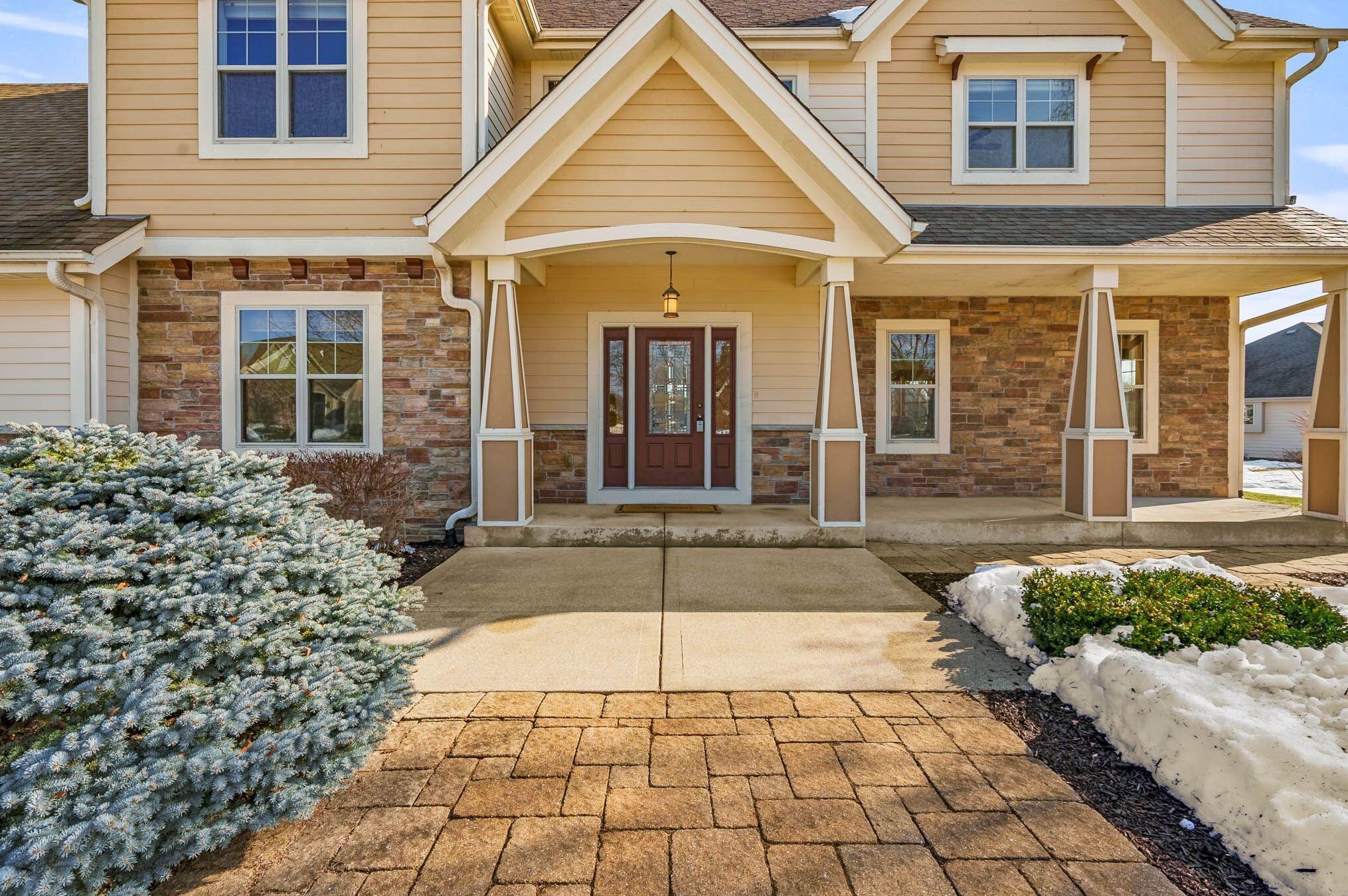 323 Hollyhock Ln, Chenequa, WI 53029