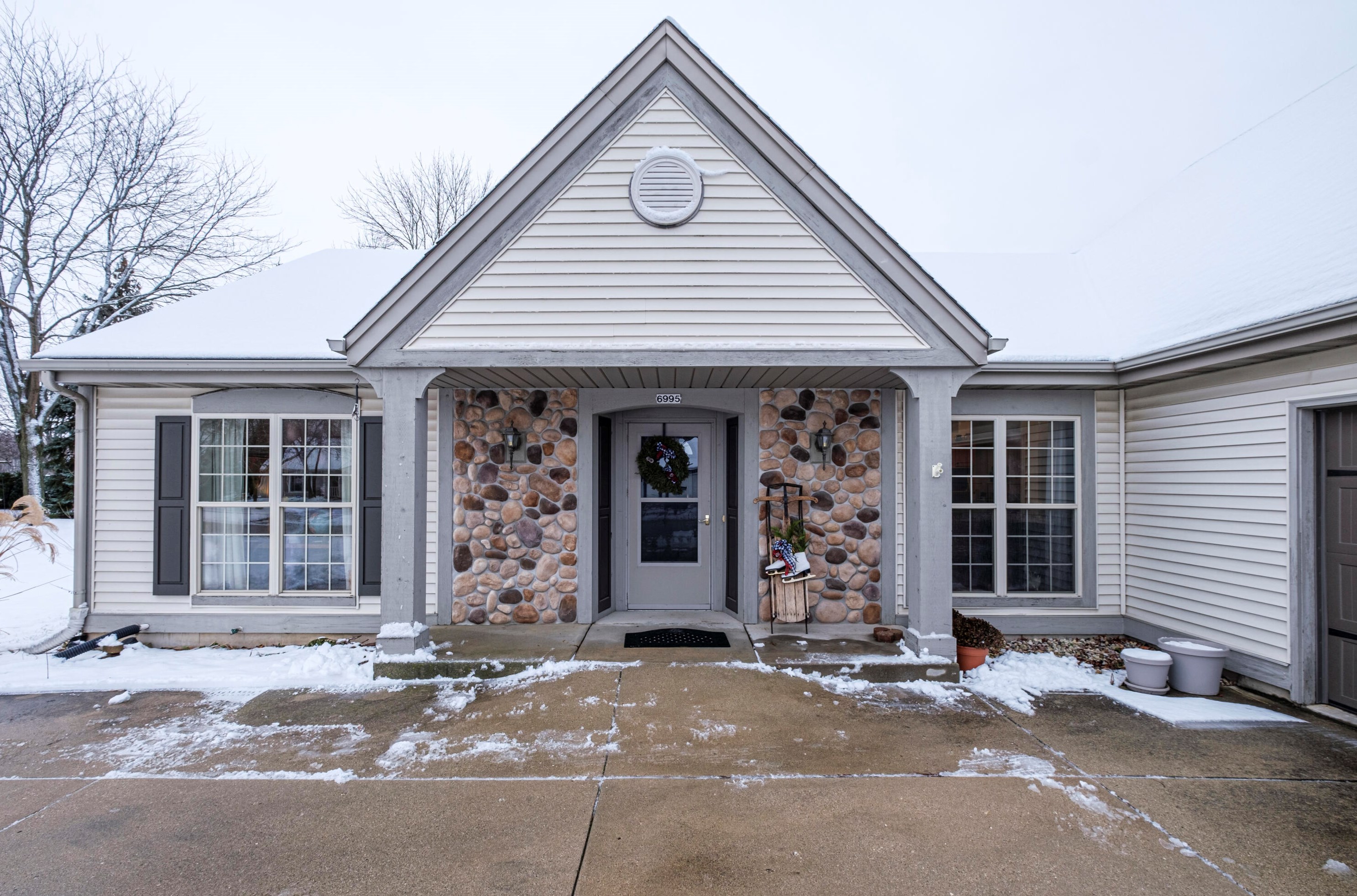 6995 Southview Dr, Hales Corners, WI 53132-8578