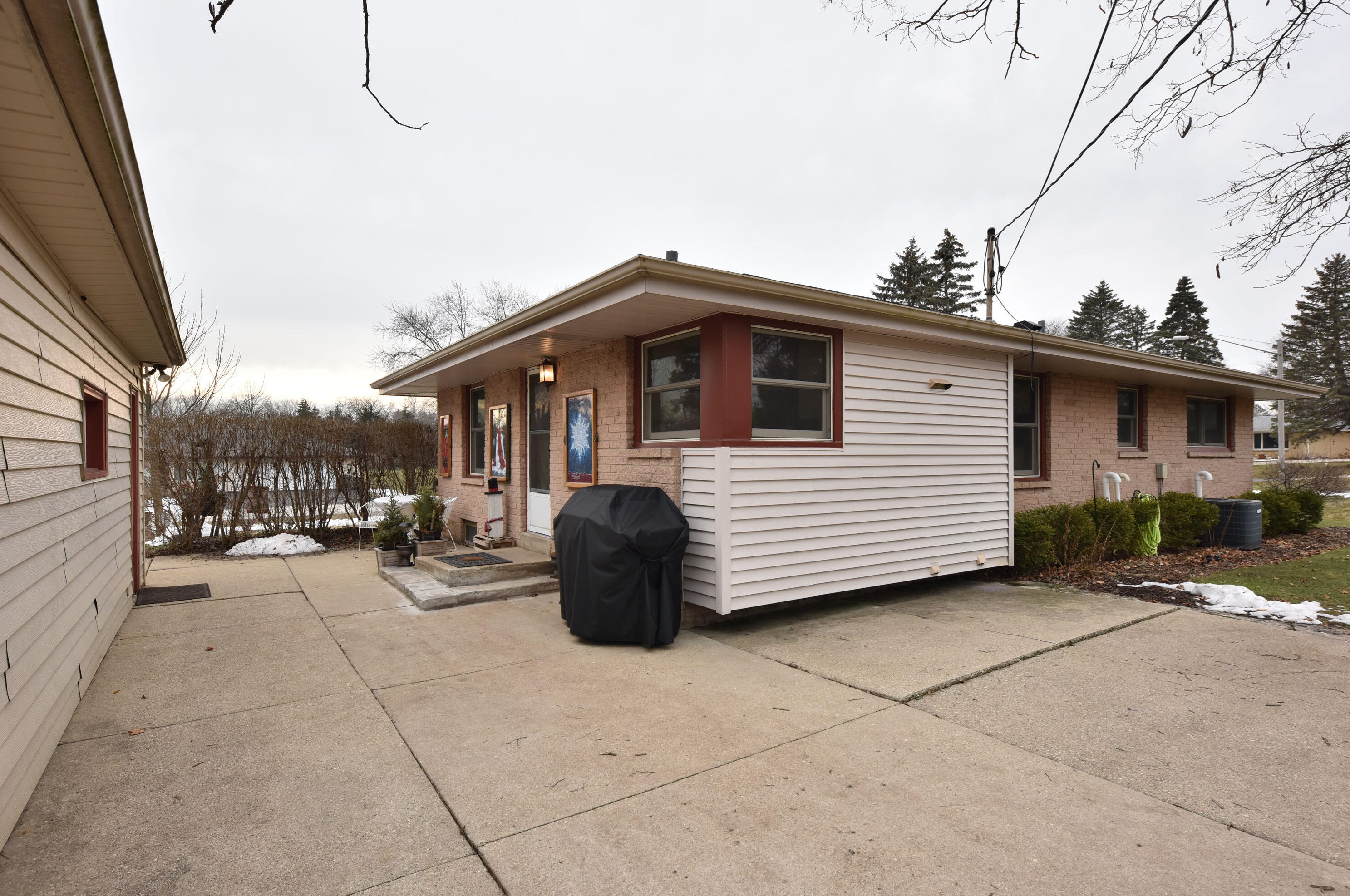 3722 Mary Ann Dr, Hales Corners WI  53132-9319 exterior