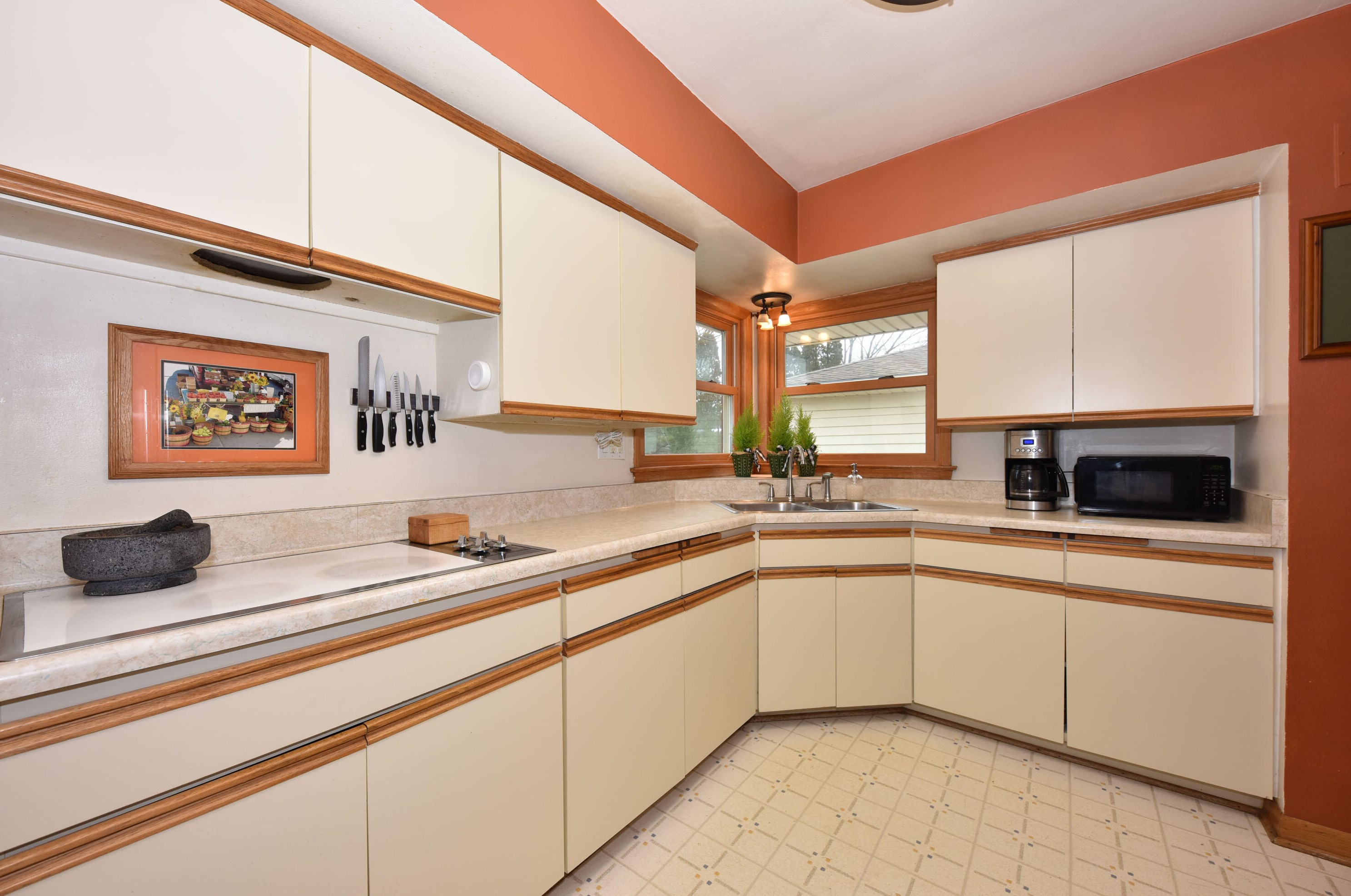 3722 Mary Ann Dr, Hales Corners WI  53132-9319 exterior