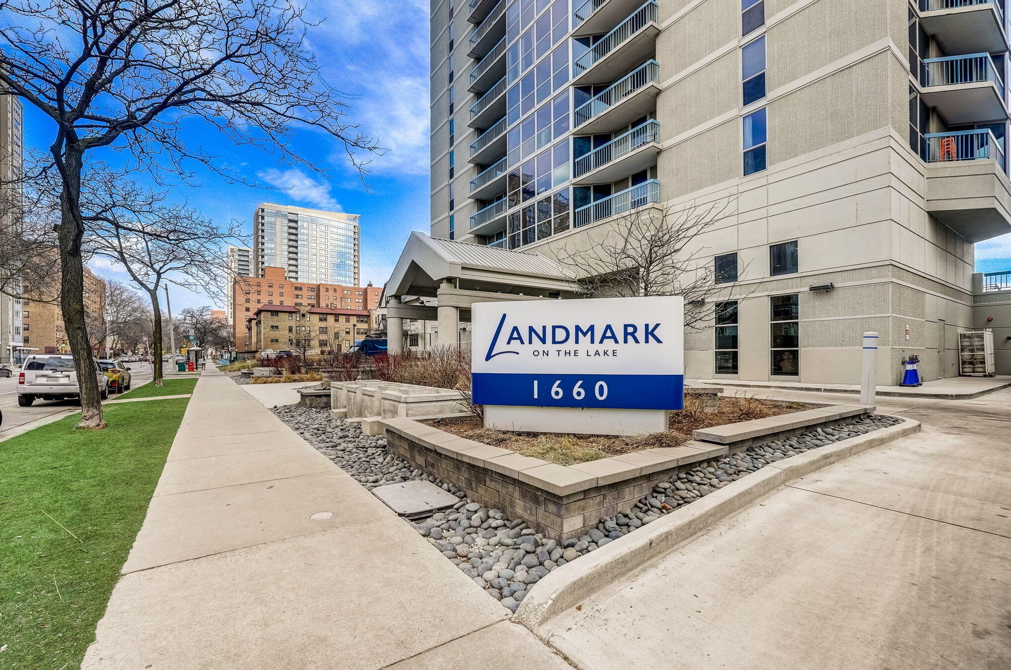 1660 Prospect Ave, Milwaukee WI 53202-2400 exterior