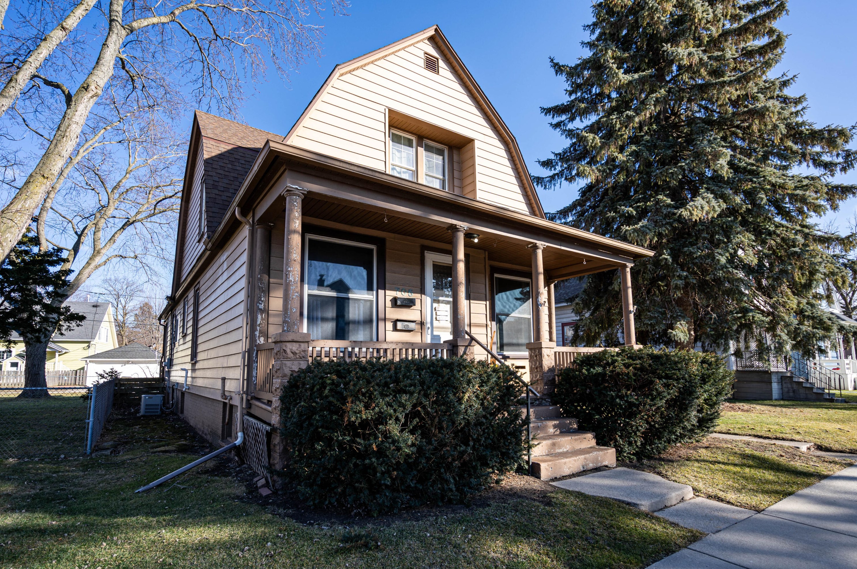705 N Chicago Ave, South Milwaukee, WI 53172