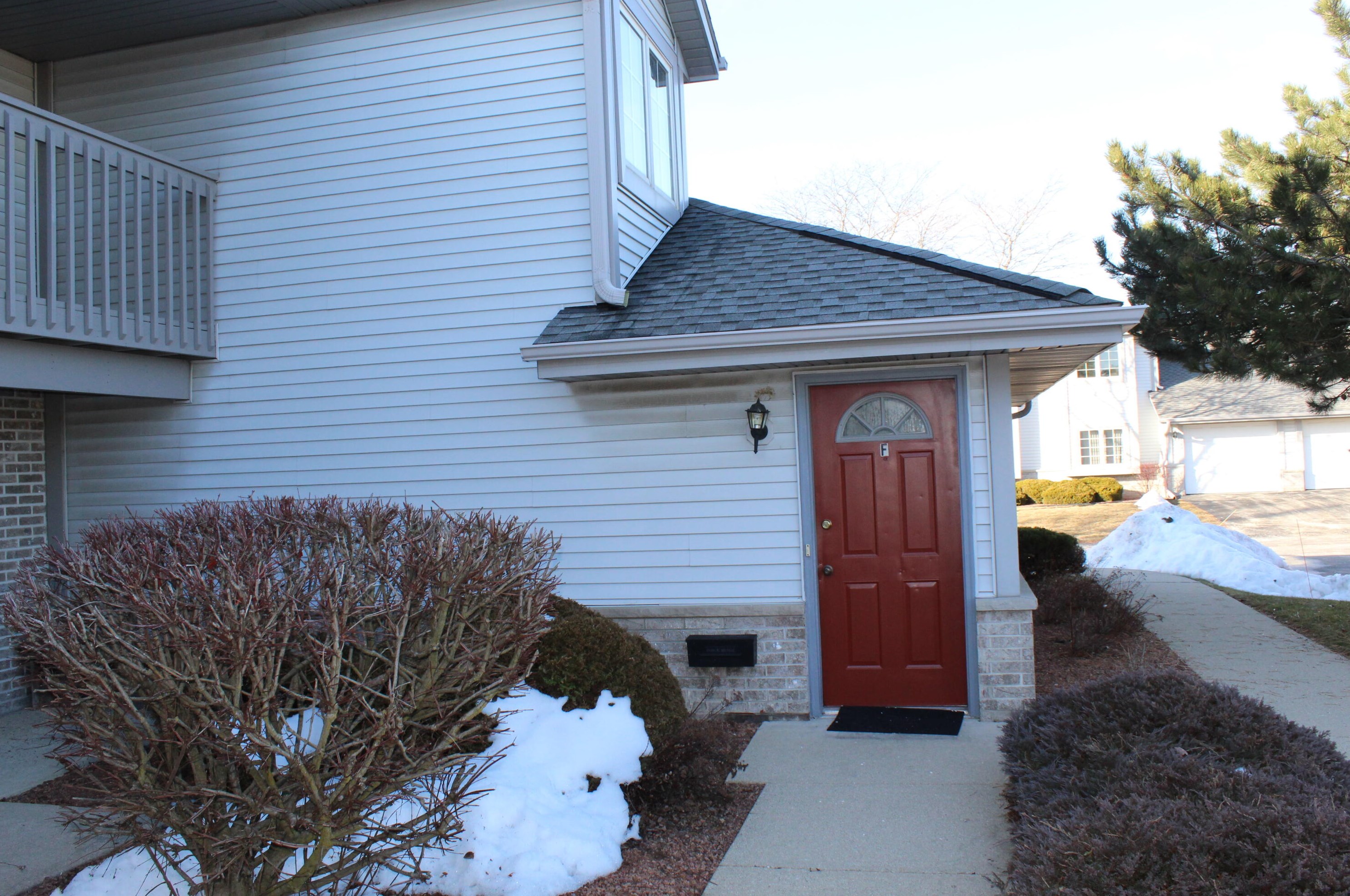 827 Quinlan Dr, Pewaukee WI  53072-1858 exterior