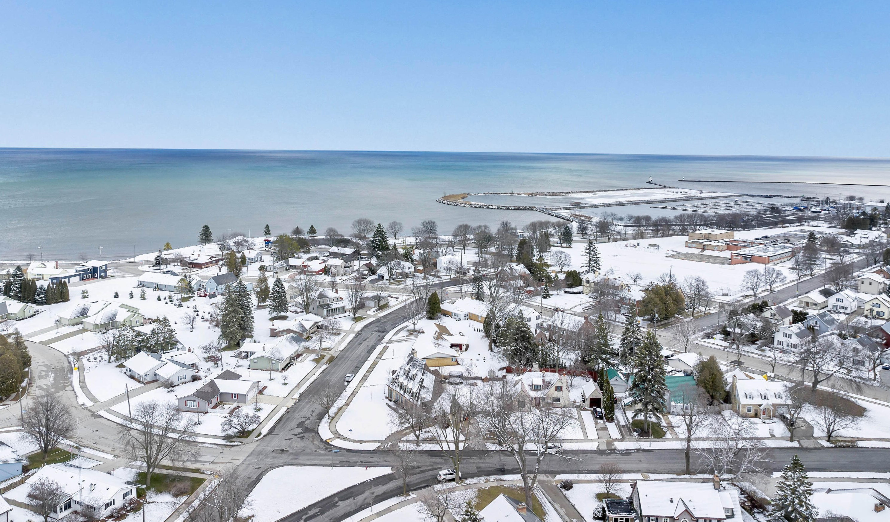 827 Hawthorne Terrace, Manitowoc, WI 54220