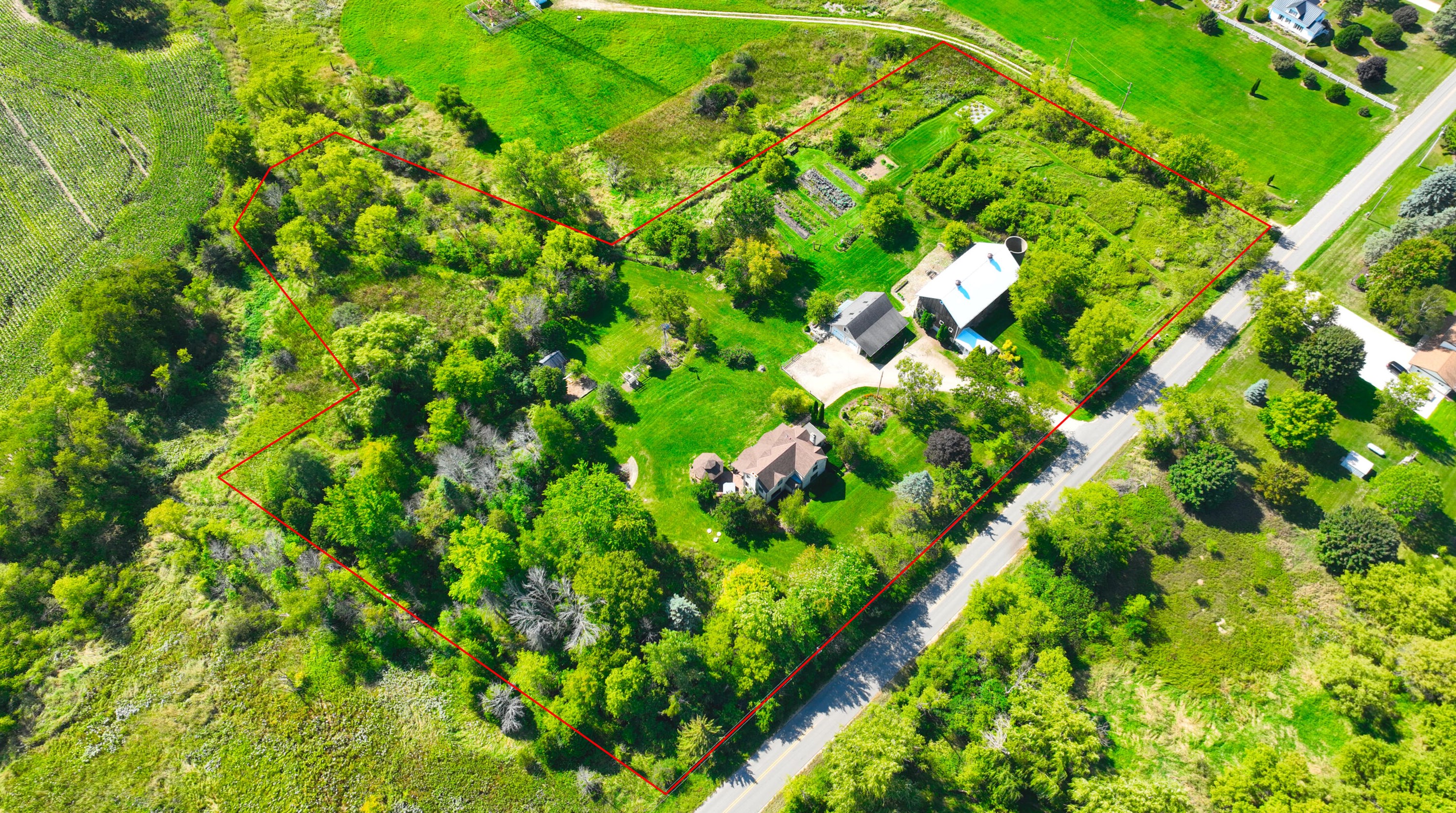 6965 Waterford Rd, Hartford, WI 53027-9780