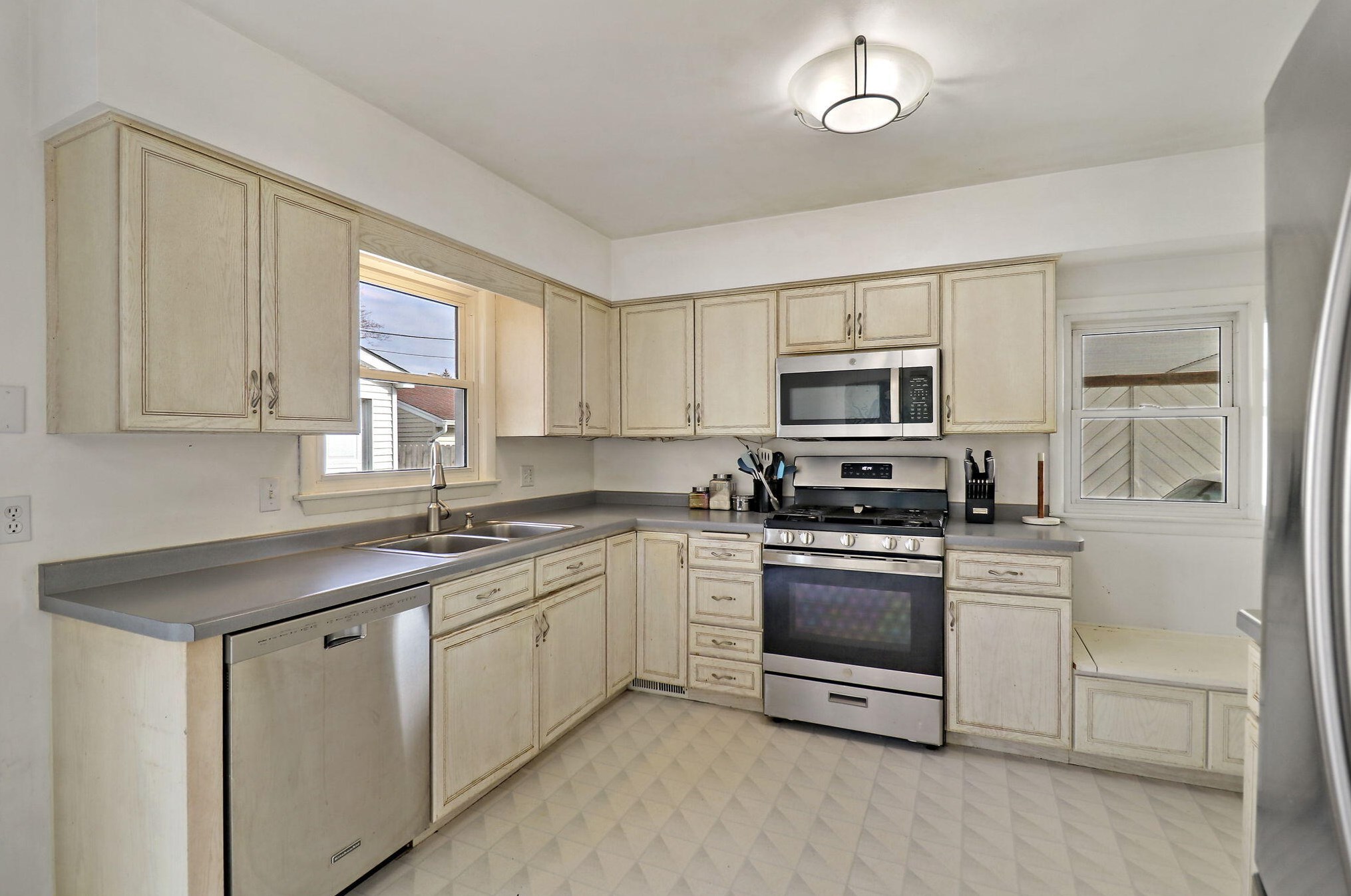 1908 76th St, Kenosha, WI 53143