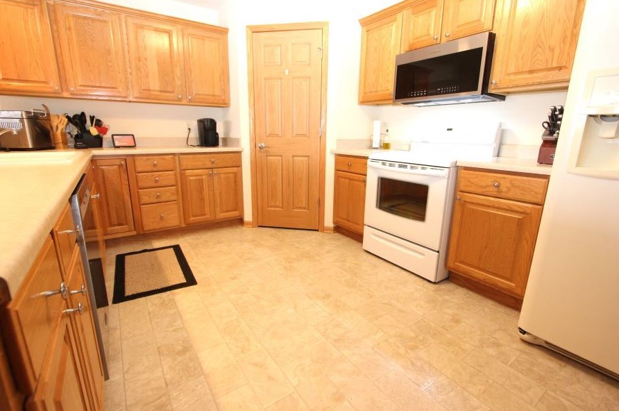 749 Stonecrop Dr, Hartford, WI 53027-3103