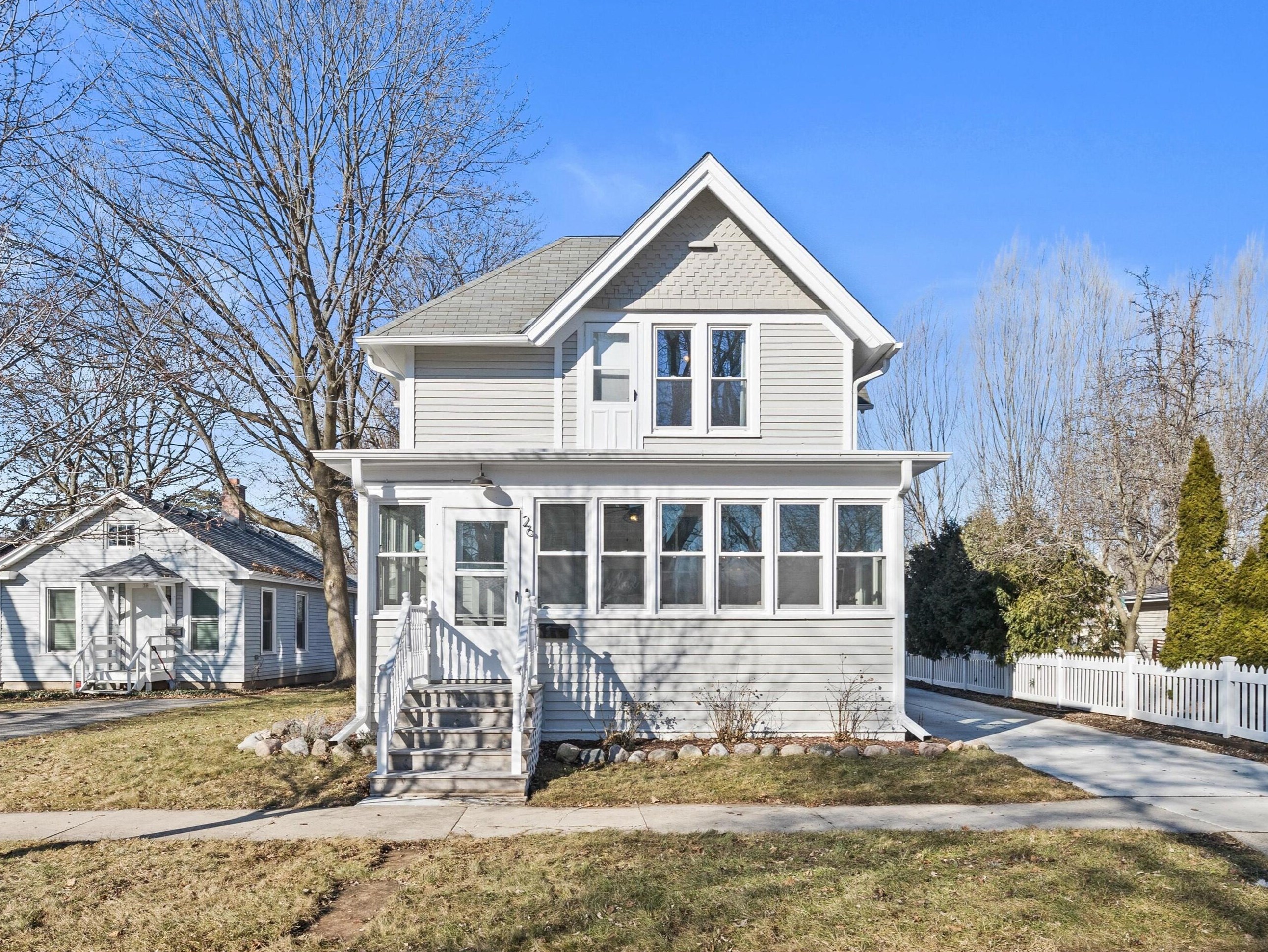 26 Park St, Oconomowoc, WI 53066-2747