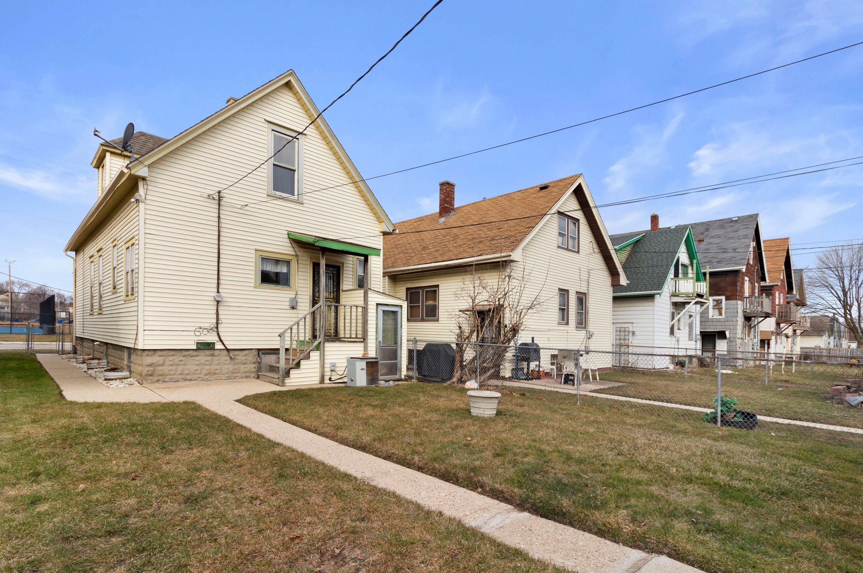 3830 7th St, Milwaukee, WI 53212-1141