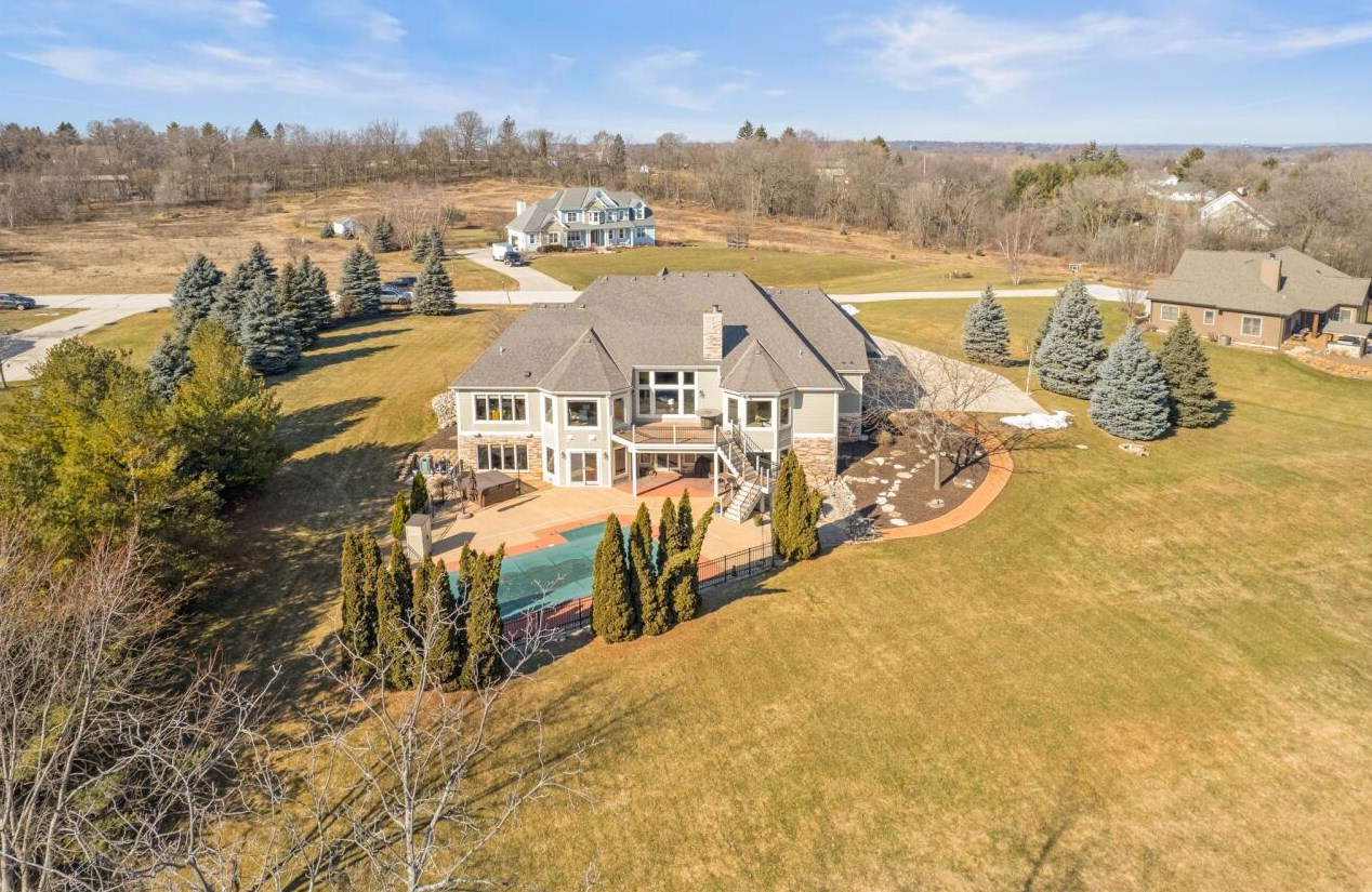3300 Catamount Dr, Waukesha, WI 53146-2609