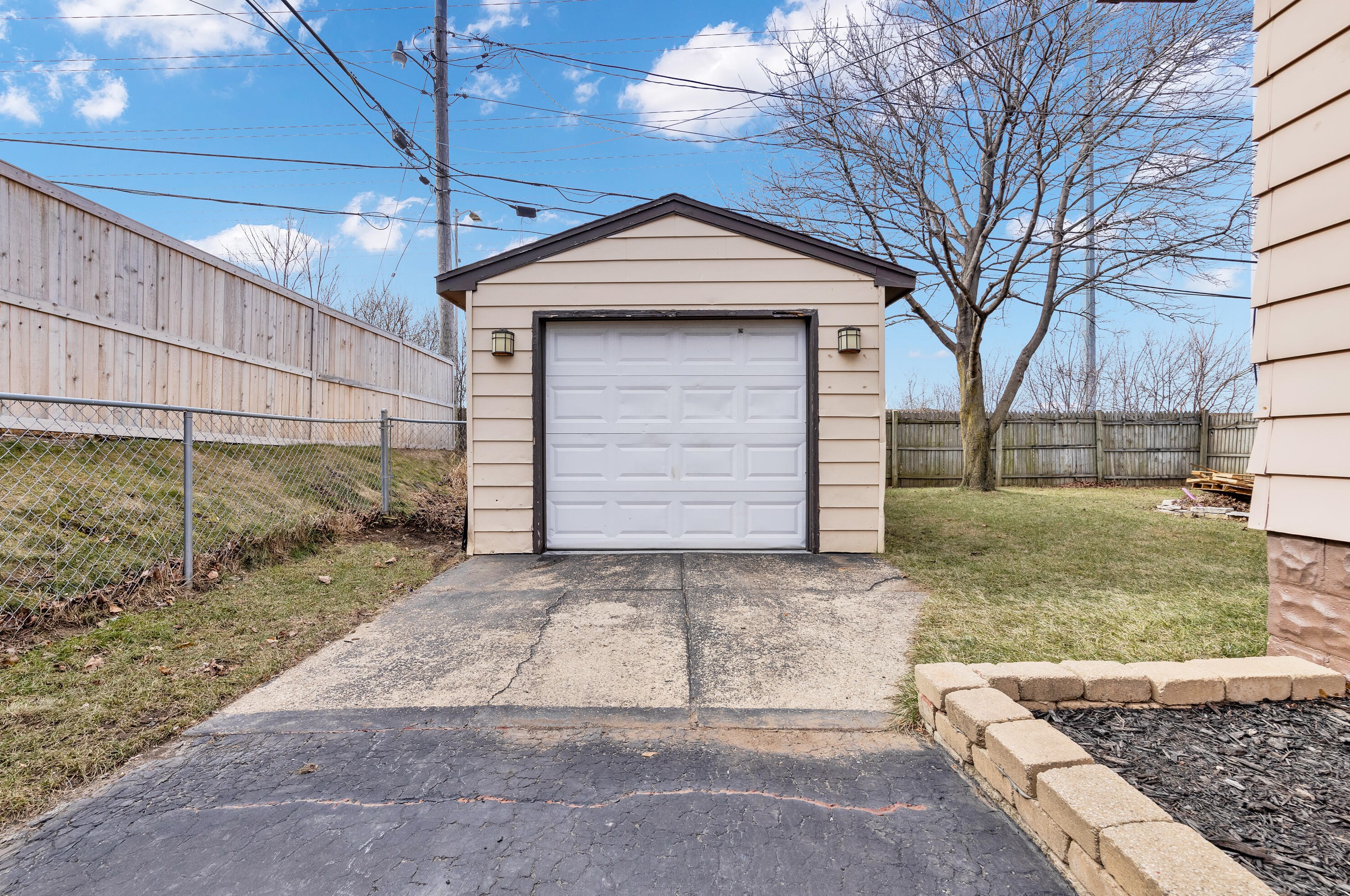 1365 98, Milwaukee WI 53214-2641 exterior