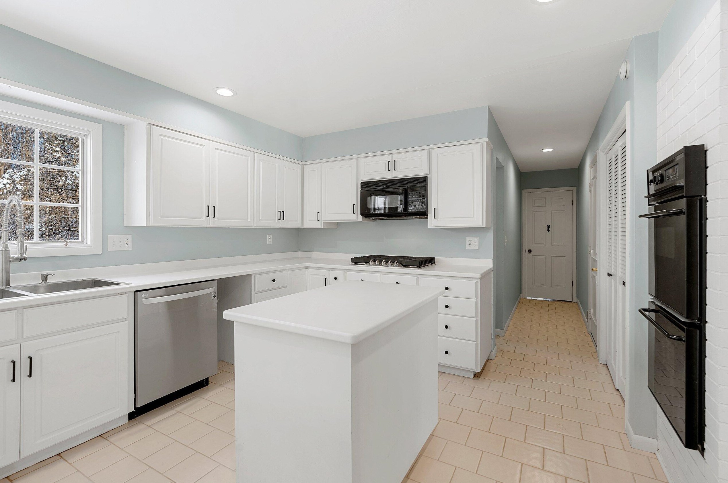 1105 Westwood Ln, Manitowoc, WI 54220