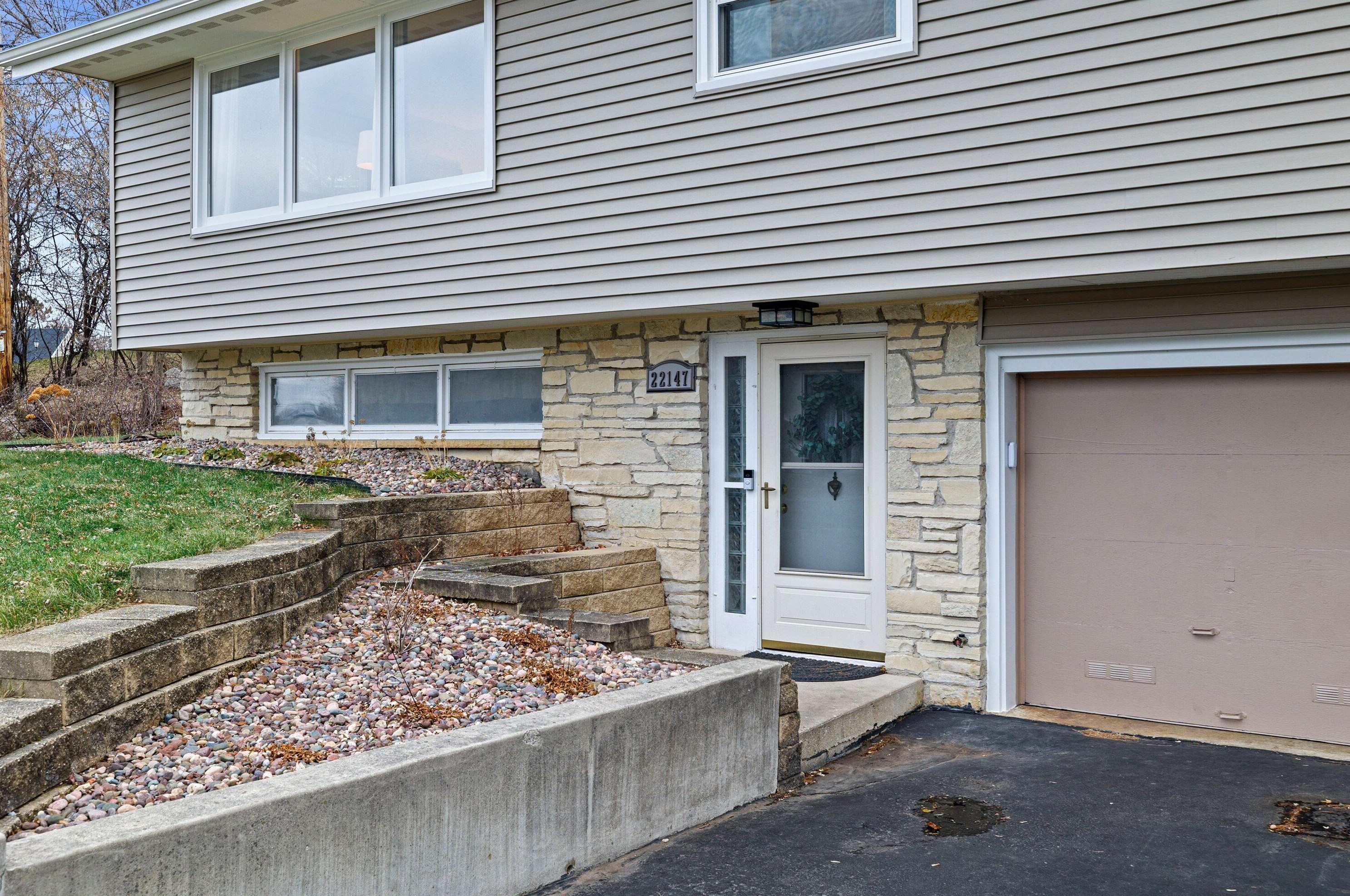 22147 W Hillcrest Dr, Waukesha, WI 53186
