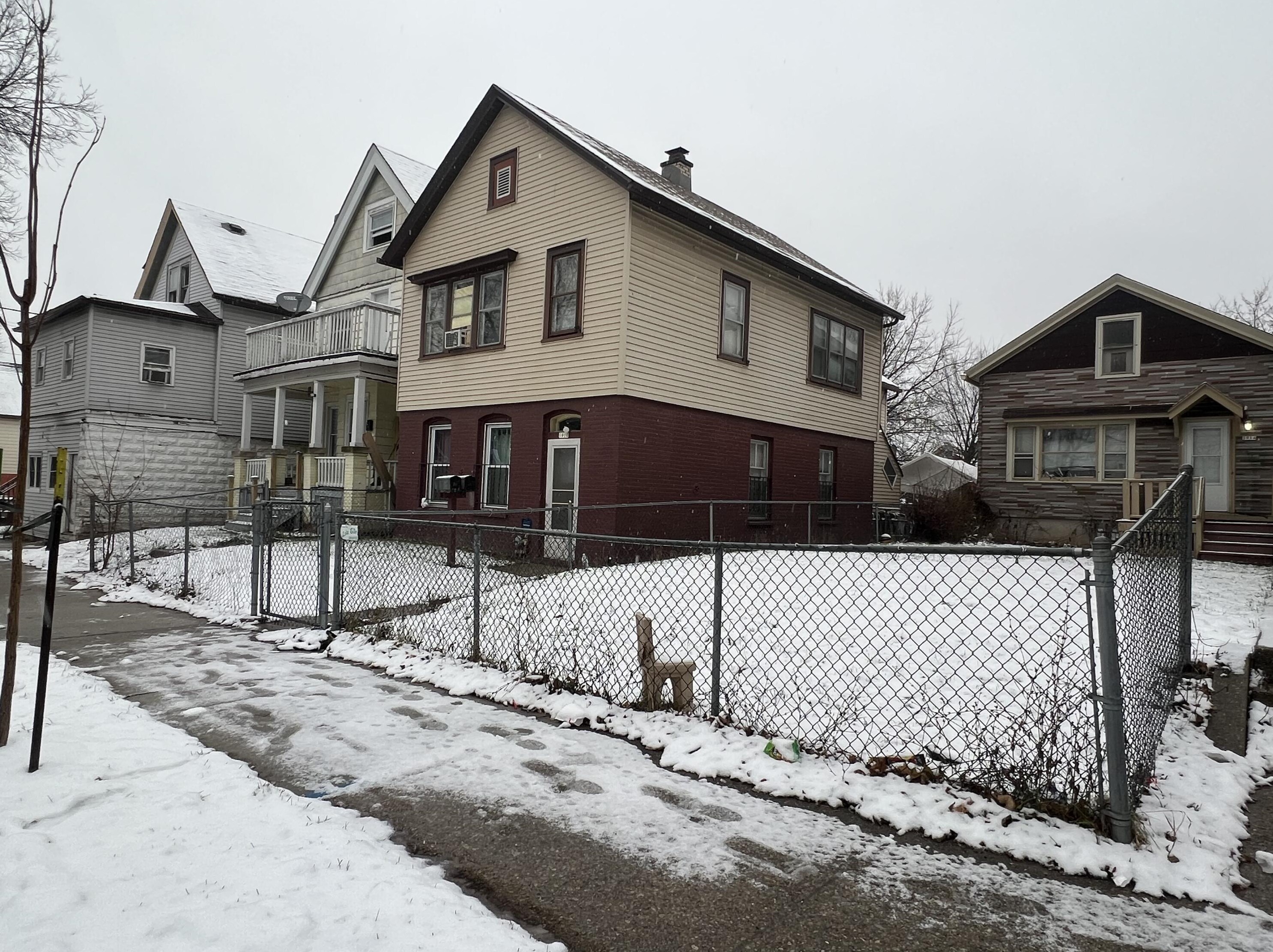 1910 10th St, Milwaukee, WI 53204-3809