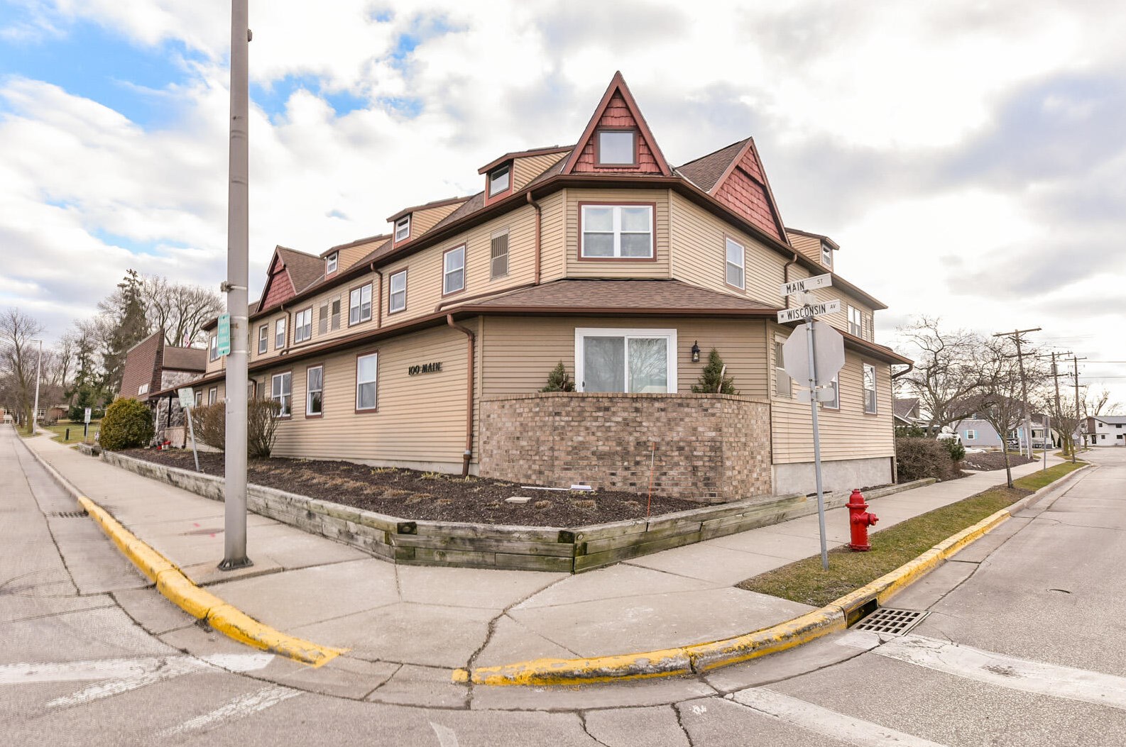 100 Main St, Pewaukee, WI 53072-3464